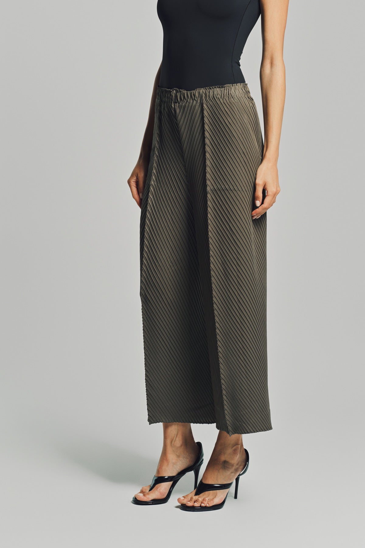 ISSEY MIYAKE | SOFT FOLD PLEATED PANTS