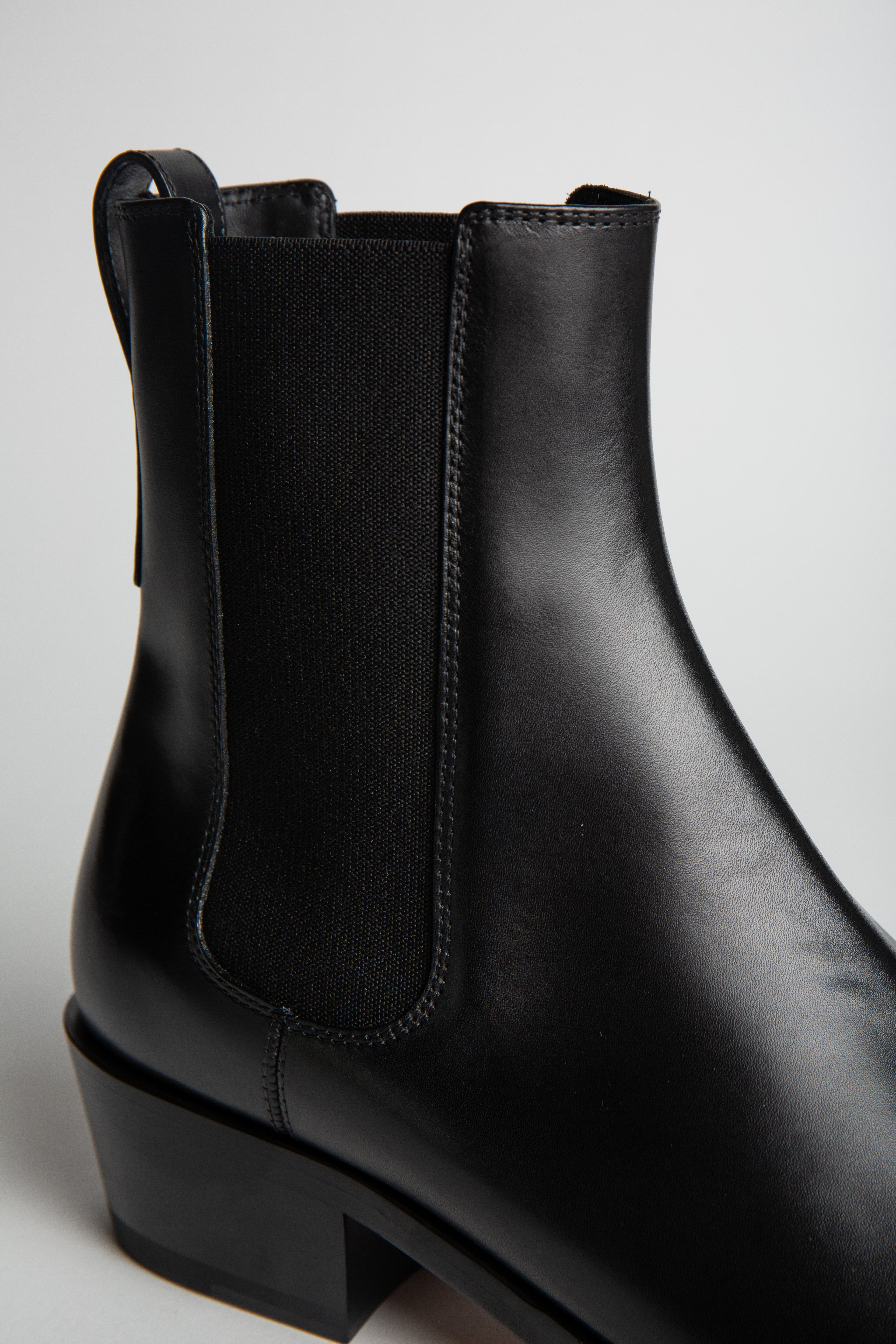 TOM FORD | BURNISHED LEATHER CHELSEA BOOTS