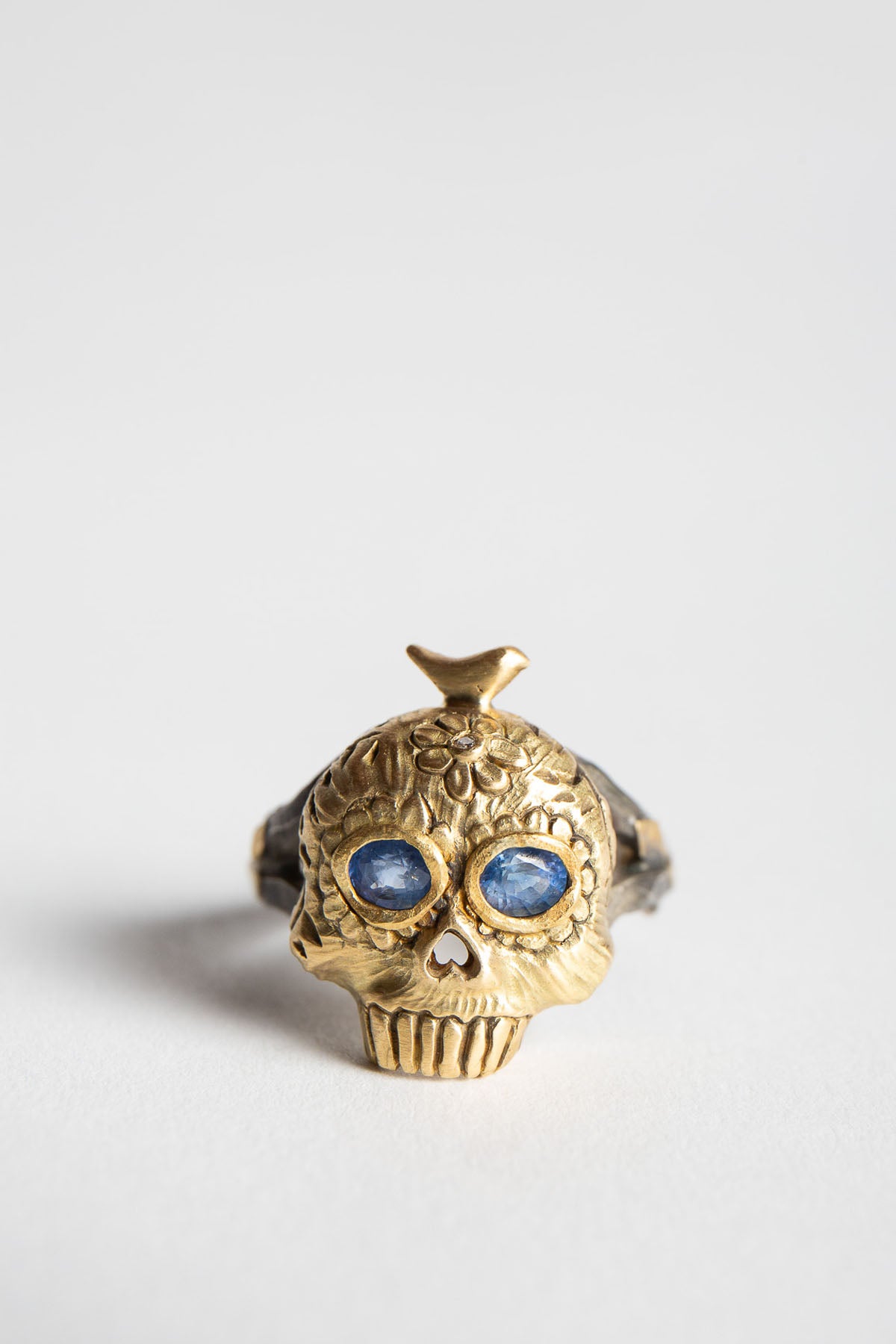 MELINDA RISK | EMBROIDERED SKULL DIAMOND & SAPPHIRE RING
