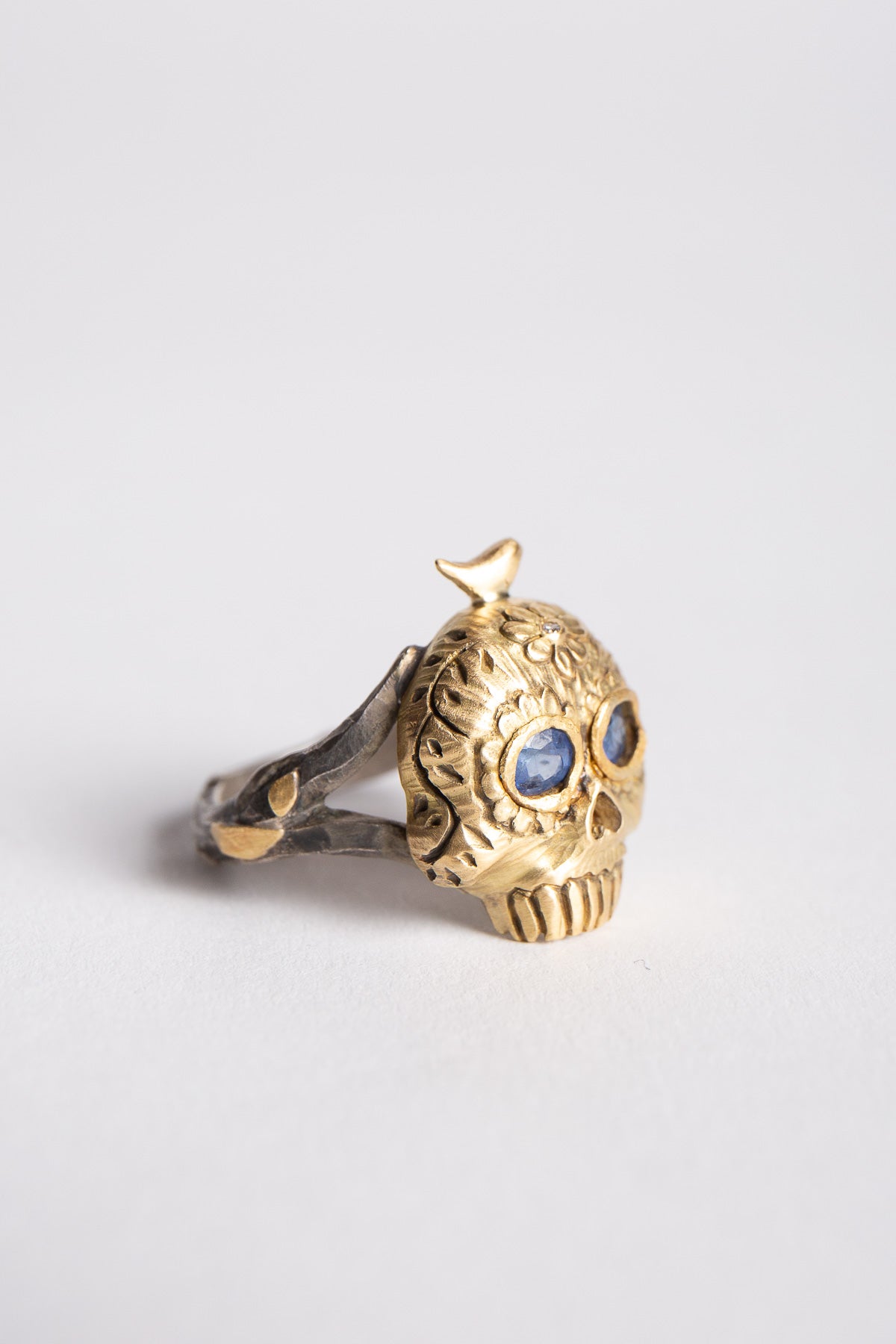 MELINDA RISK | EMBROIDERED SKULL DIAMOND & SAPPHIRE RING