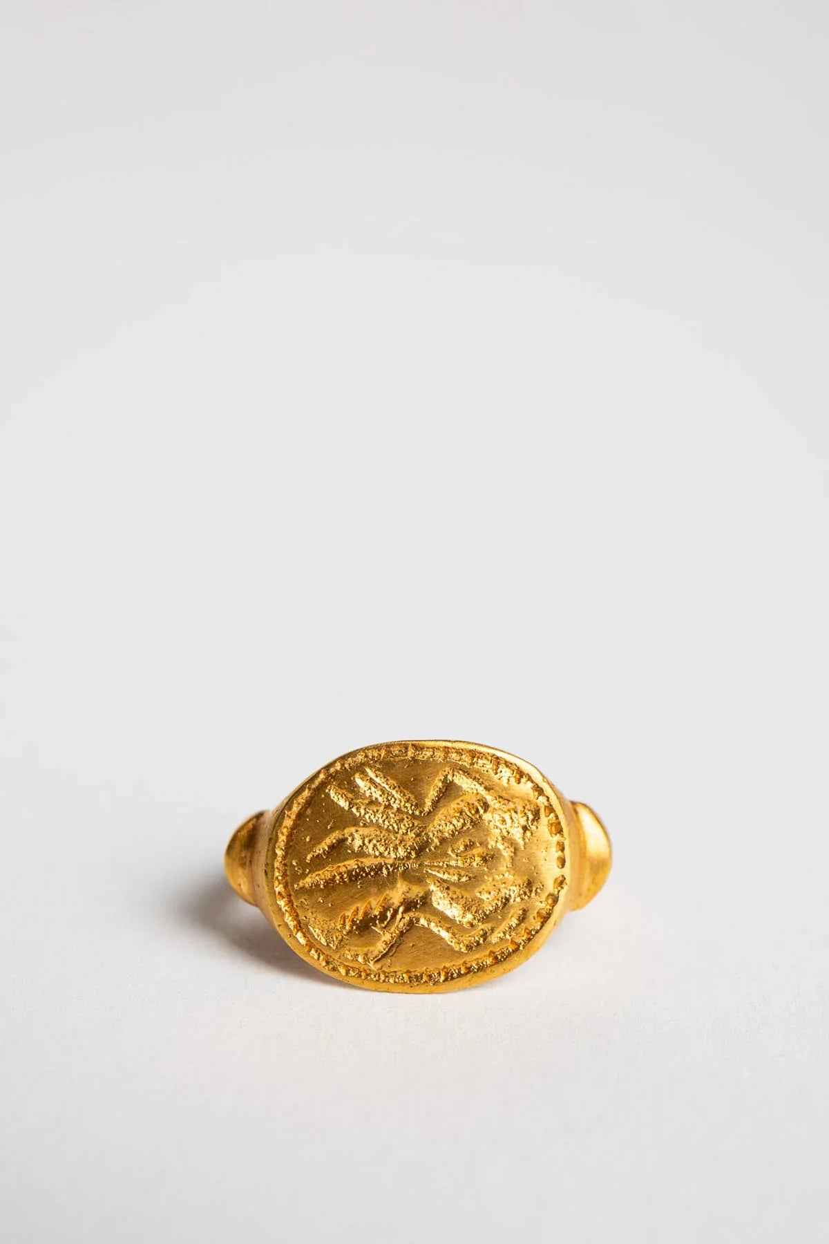 ELI HALILI | YELLOW GOLD OVAL ENGRAVED SIGNET RING