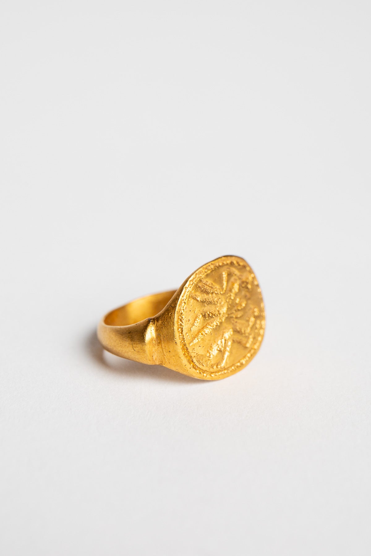 ELI HALILI | YELLOW GOLD OVAL ENGRAVED SIGNET RING