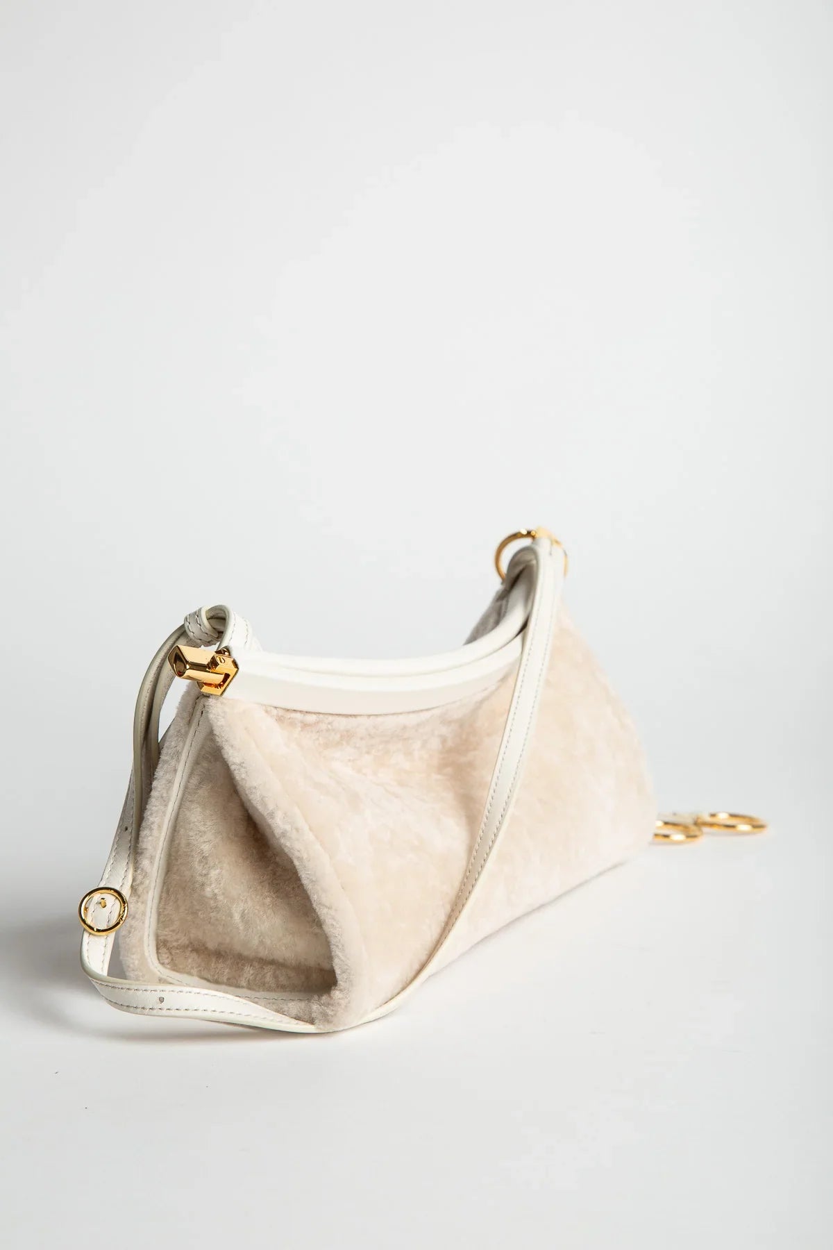 ALAÏA | LE CLICK EAST WEST SMALL BAG IN SHAVED SHEARLING