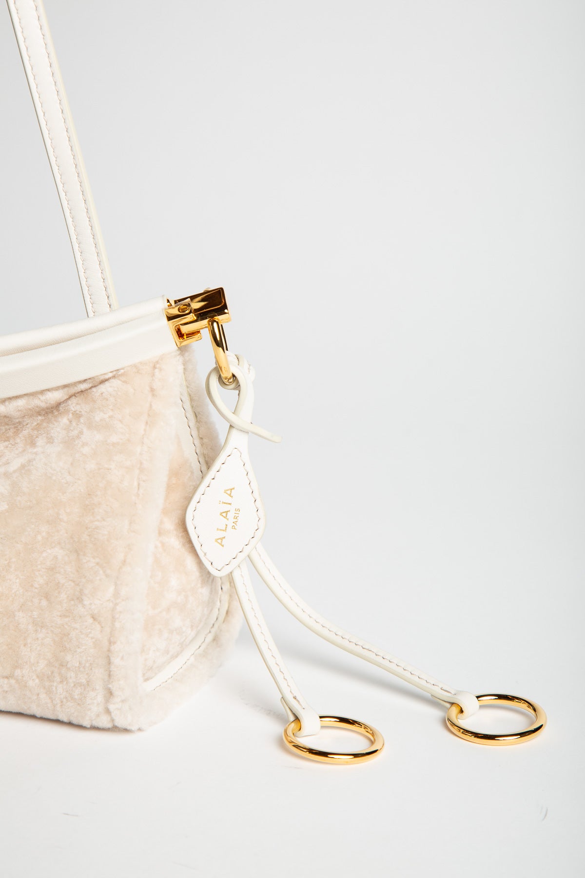 ALAÏA | LE CLICK EAST WEST SMALL BAG IN SHAVED SHEARLING