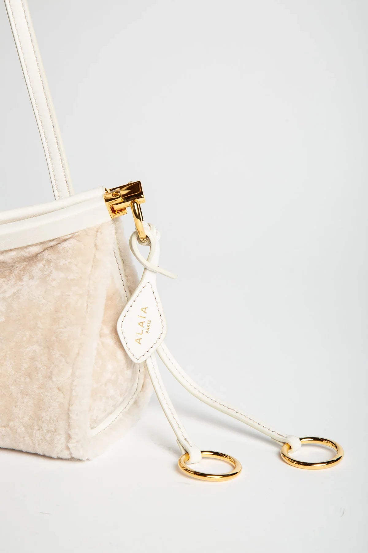 ALAÏA | LE CLICK EAST WEST SMALL BAG IN SHAVED SHEARLING
