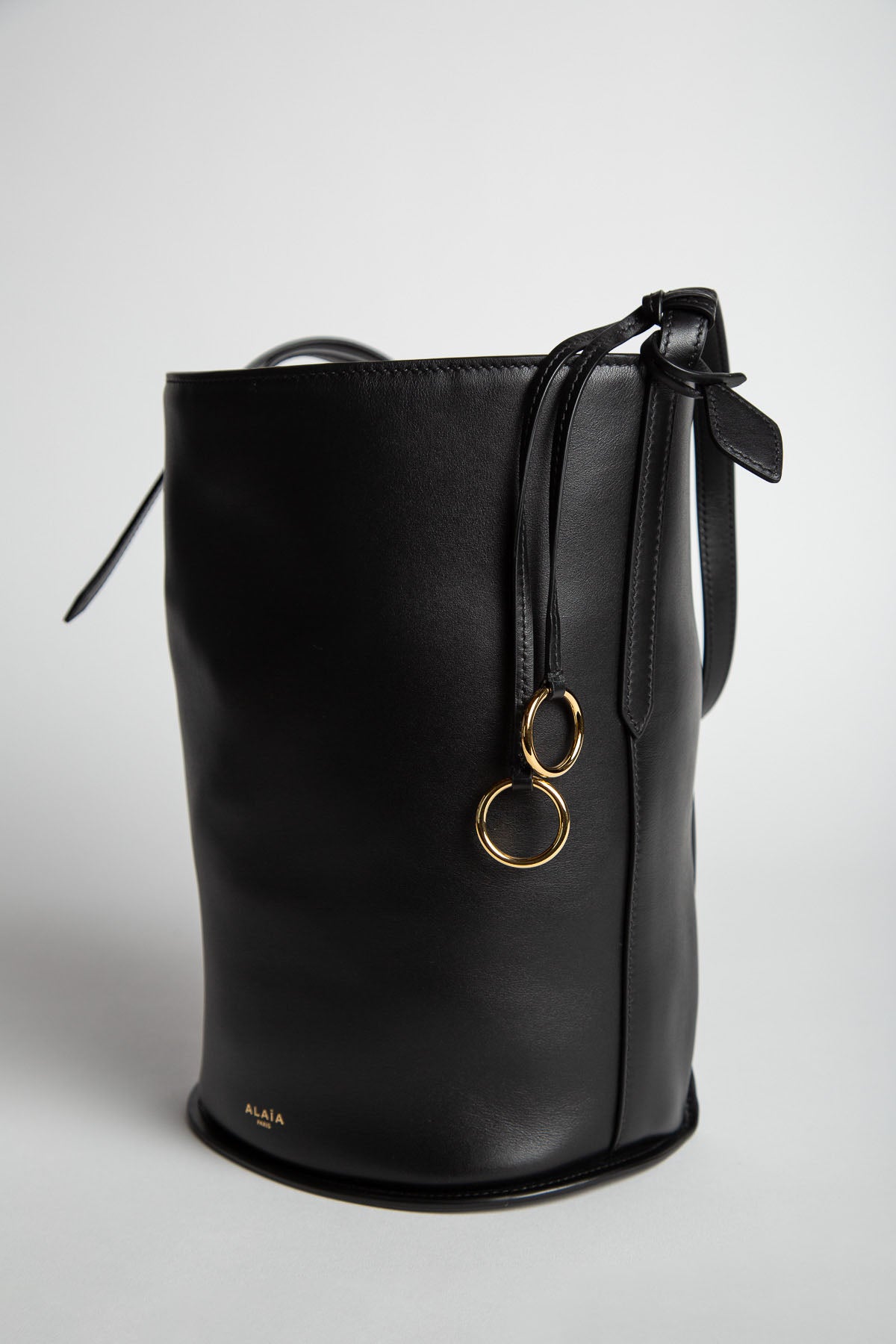 ALAÏA | HIP SMALL BUCKET IN CALFSKIN