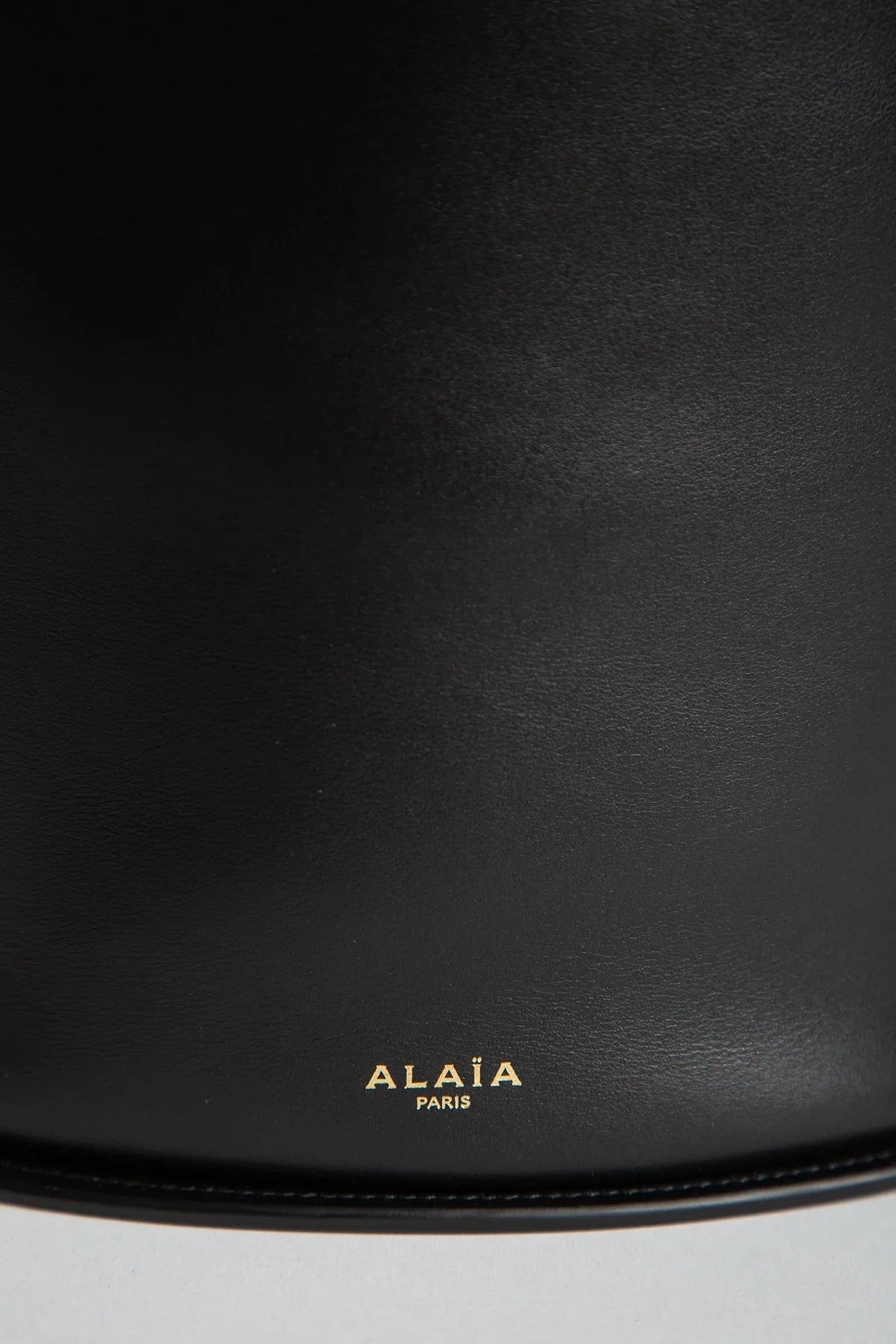 ALAÏA | HIP SMALL BUCKET IN CALFSKIN