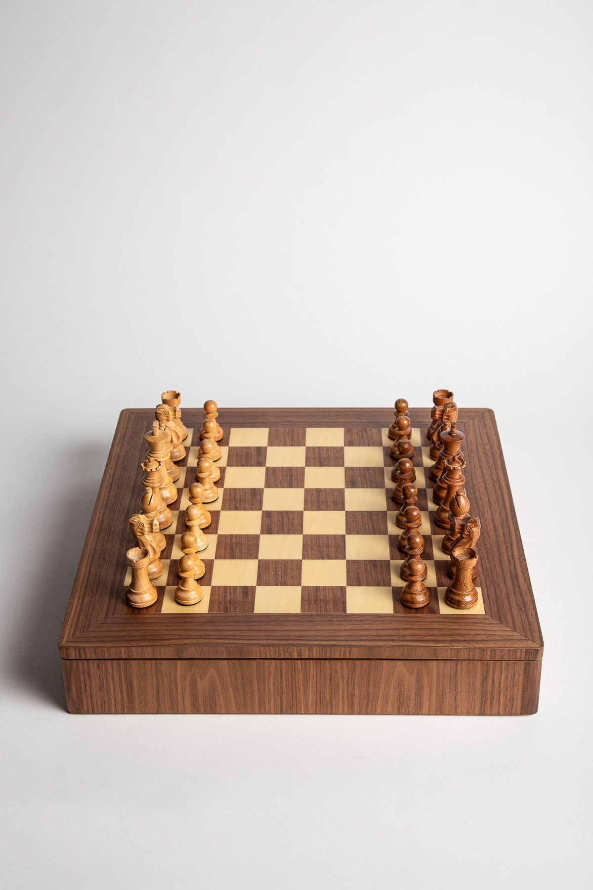 AGRESTI | WALNUT CHESS SET