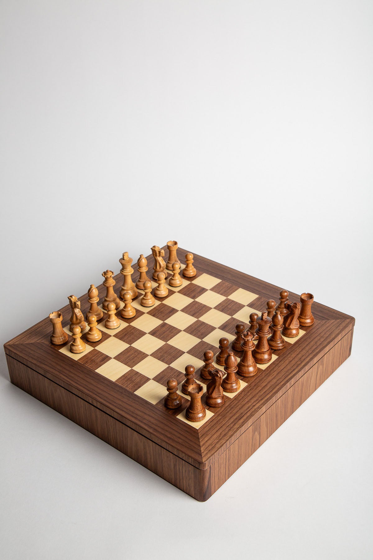 AGRESTI | WALNUT CHESS SET