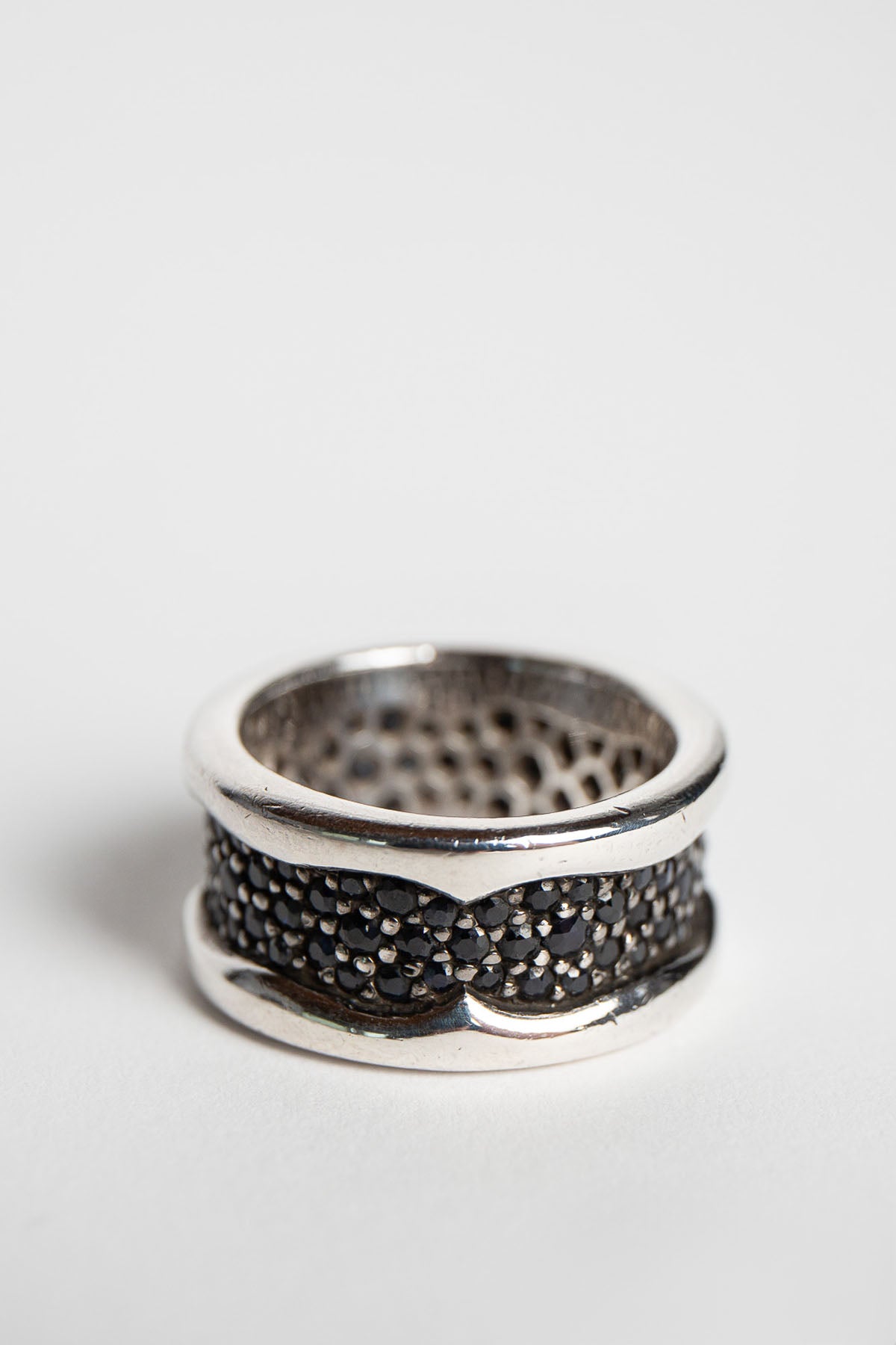 STEPHEN WEBSTER | RAYSKIN BLACK SAPPHIRE RING