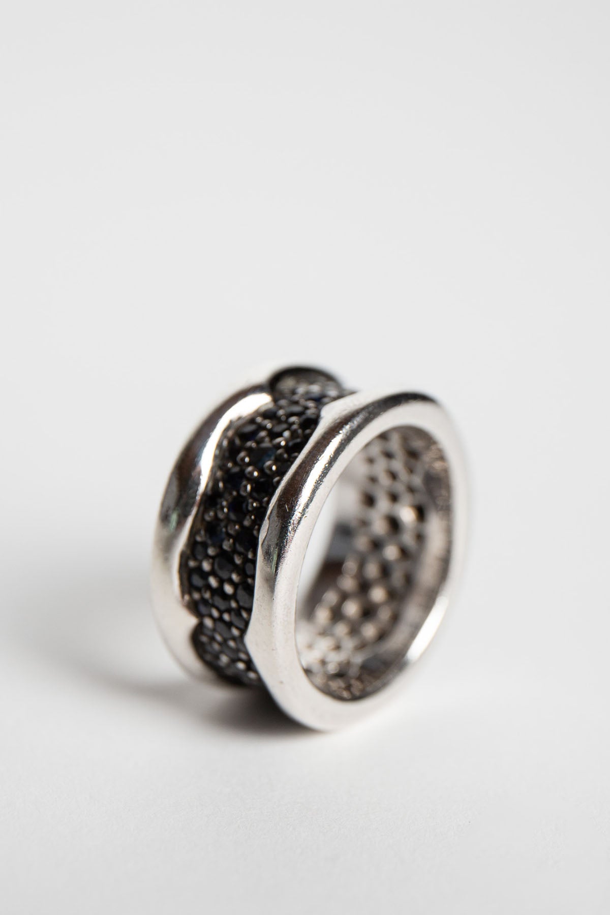 STEPHEN WEBSTER | RAYSKIN BLACK SAPPHIRE RING