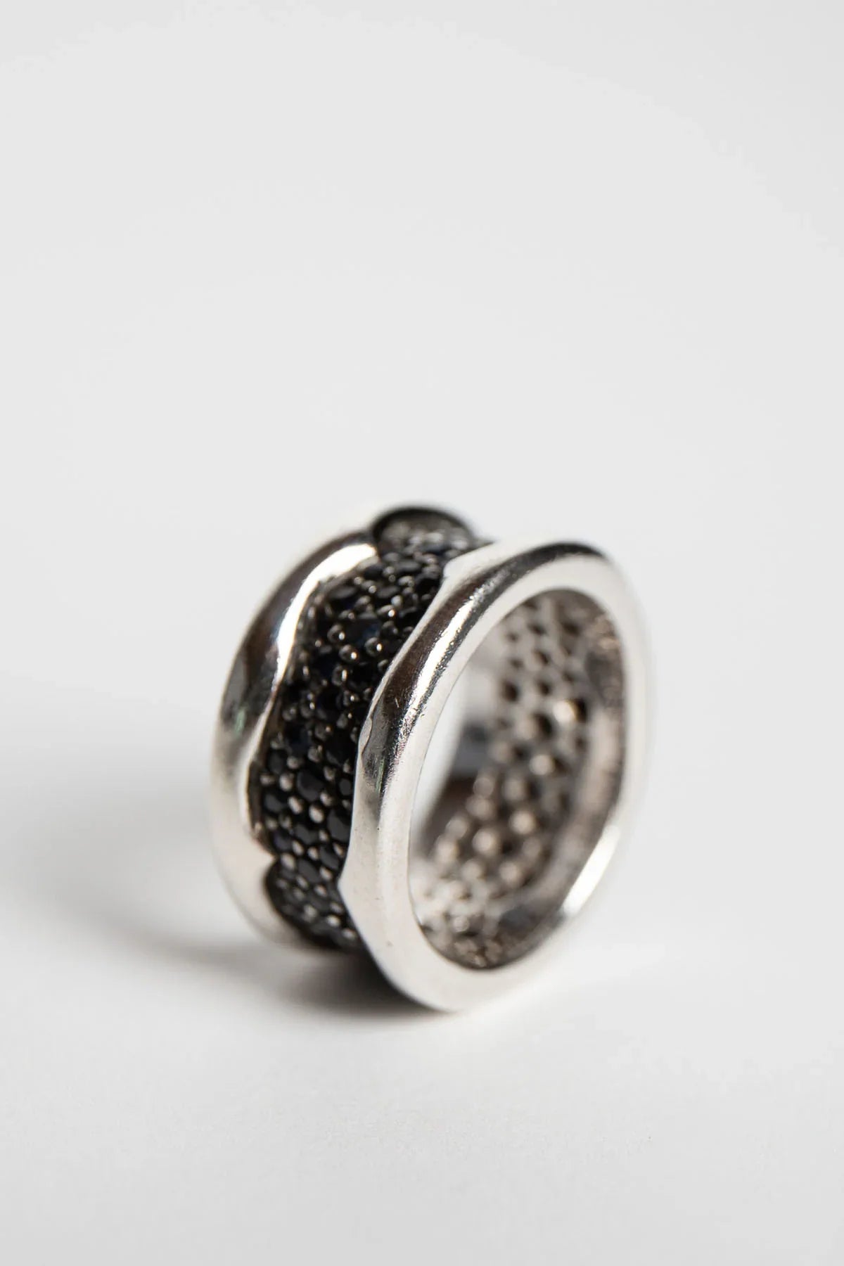 STEPHEN WEBSTER | RAYSKIN BLACK SAPPHIRE RING