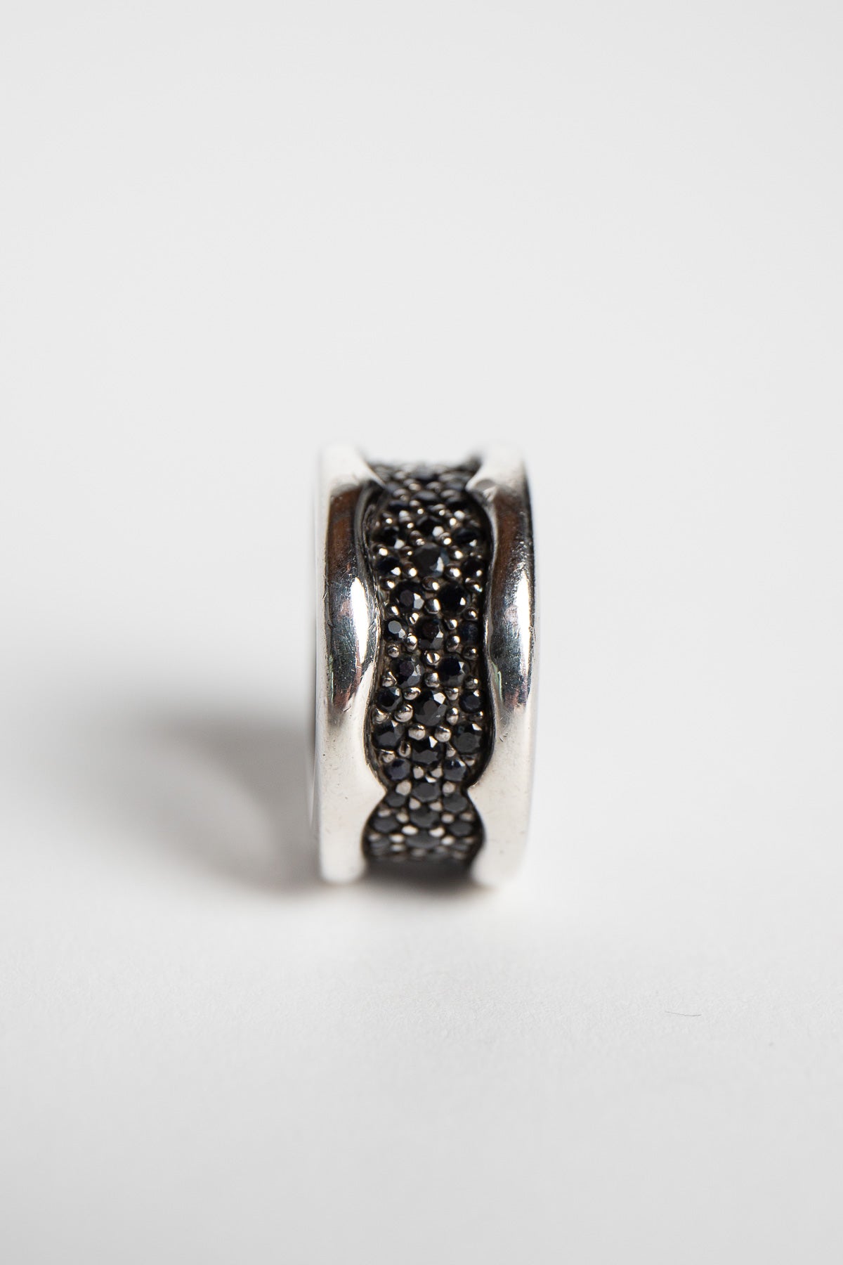 STEPHEN WEBSTER | RAYSKIN BLACK SAPPHIRE RING