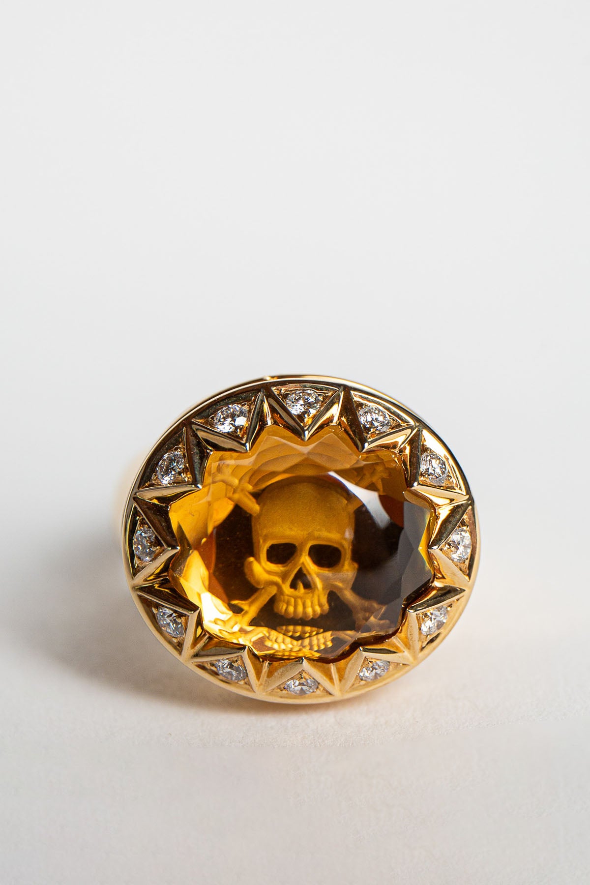 STEPHEN WEBSTER | 18K YELLOW GOLD POISON SKULL RING