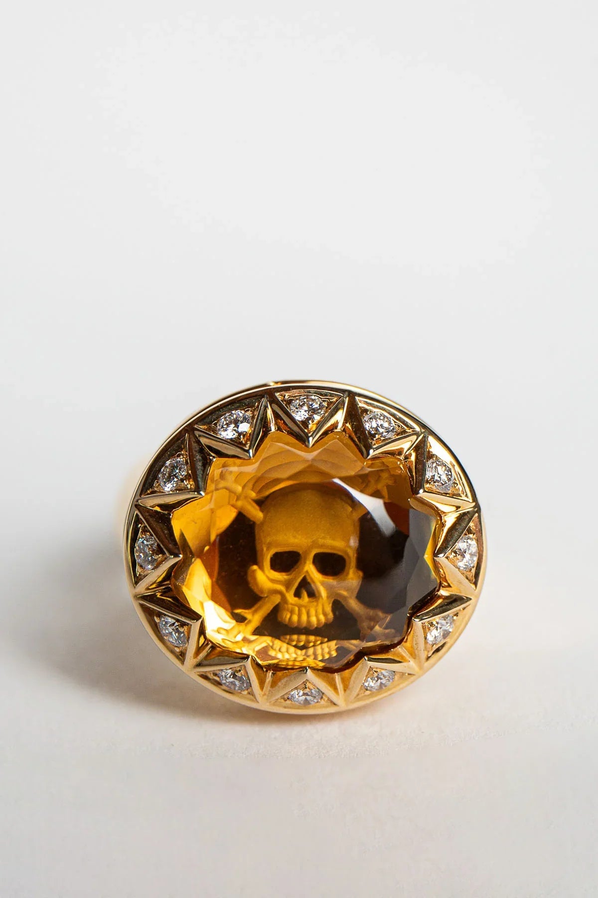 STEPHEN WEBSTER | 18K YELLOW GOLD POISON SKULL RING