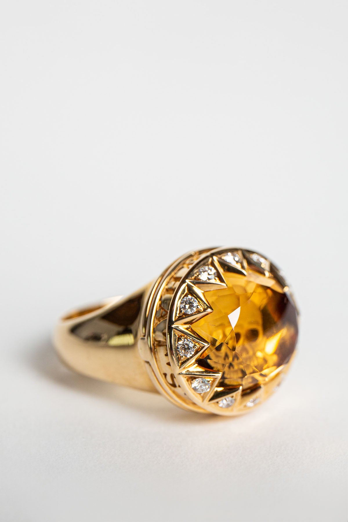 STEPHEN WEBSTER | 18K YELLOW GOLD POISON SKULL RING