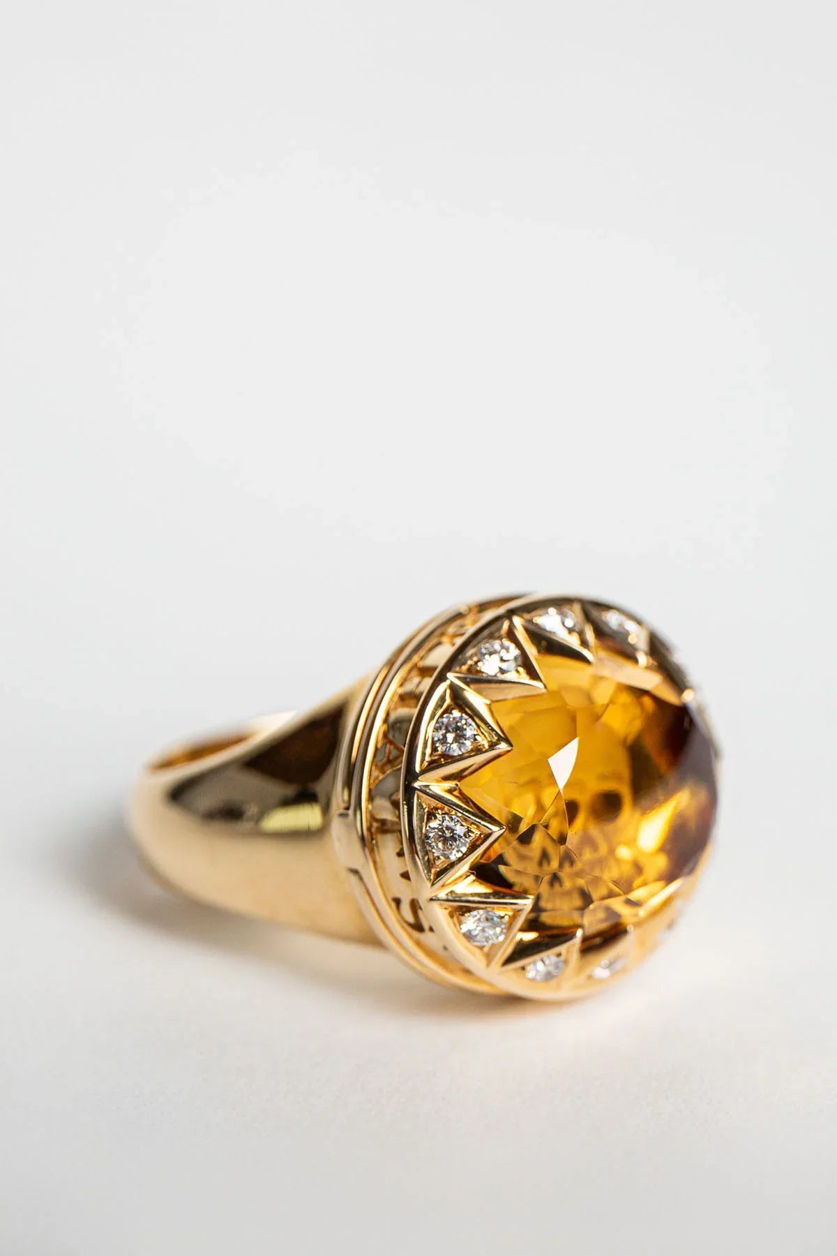 STEPHEN WEBSTER | 18K YELLOW GOLD POISON SKULL RING