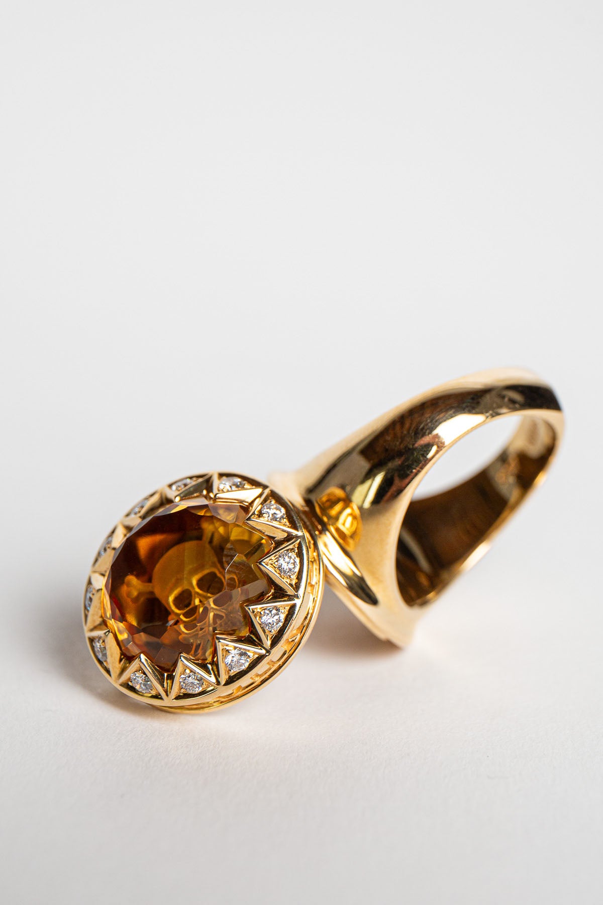STEPHEN WEBSTER | 18K YELLOW GOLD POISON SKULL RING