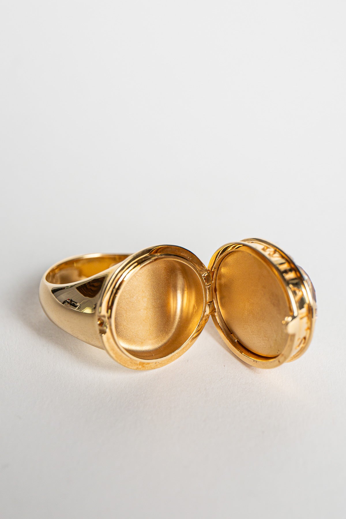 STEPHEN WEBSTER | 18K YELLOW GOLD POISON SKULL RING