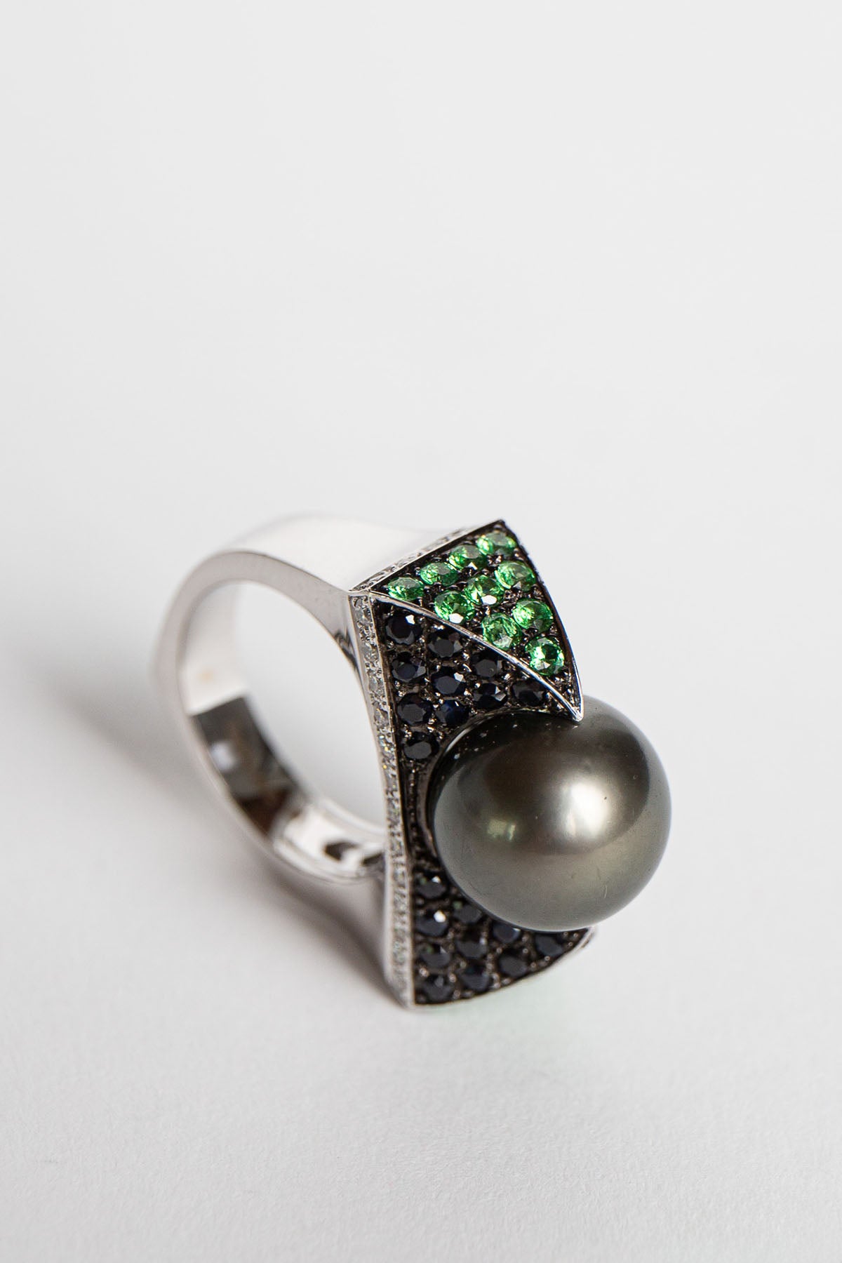 STEPHEN WEBSTER | 18K WHITE GOLD BLACK WIDOW MULTI-STONE RING