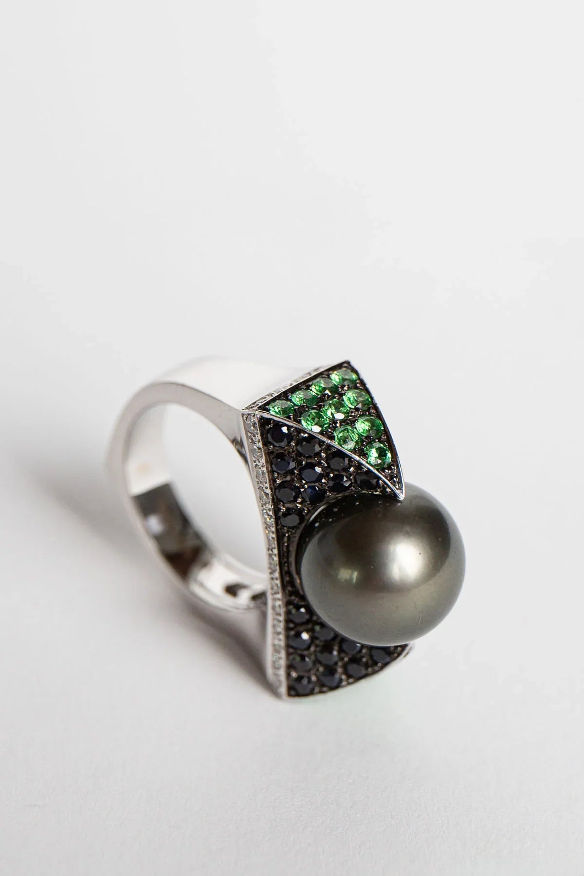 STEPHEN WEBSTER | 18K WHITE GOLD BLACK WIDOW MULTI-STONE RING