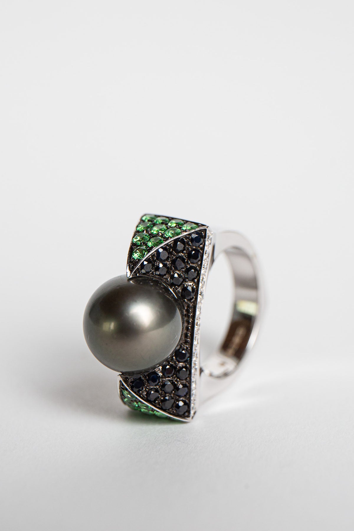 STEPHEN WEBSTER | 18K WHITE GOLD BLACK WIDOW MULTI-STONE RING
