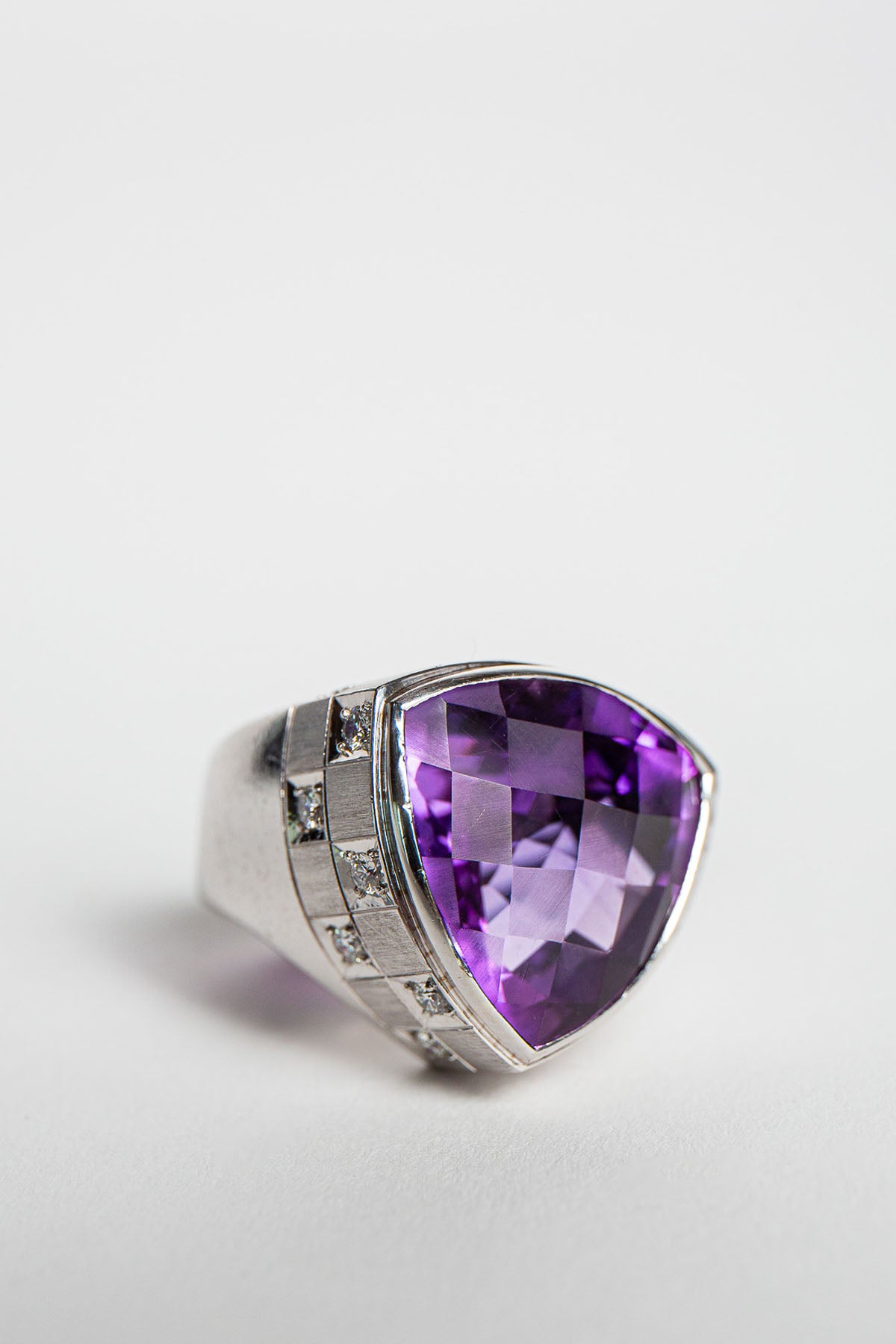 STEPHEN WEBSTER | 18K WHITE GOLD CHECKERBOARD AMETHYST RING