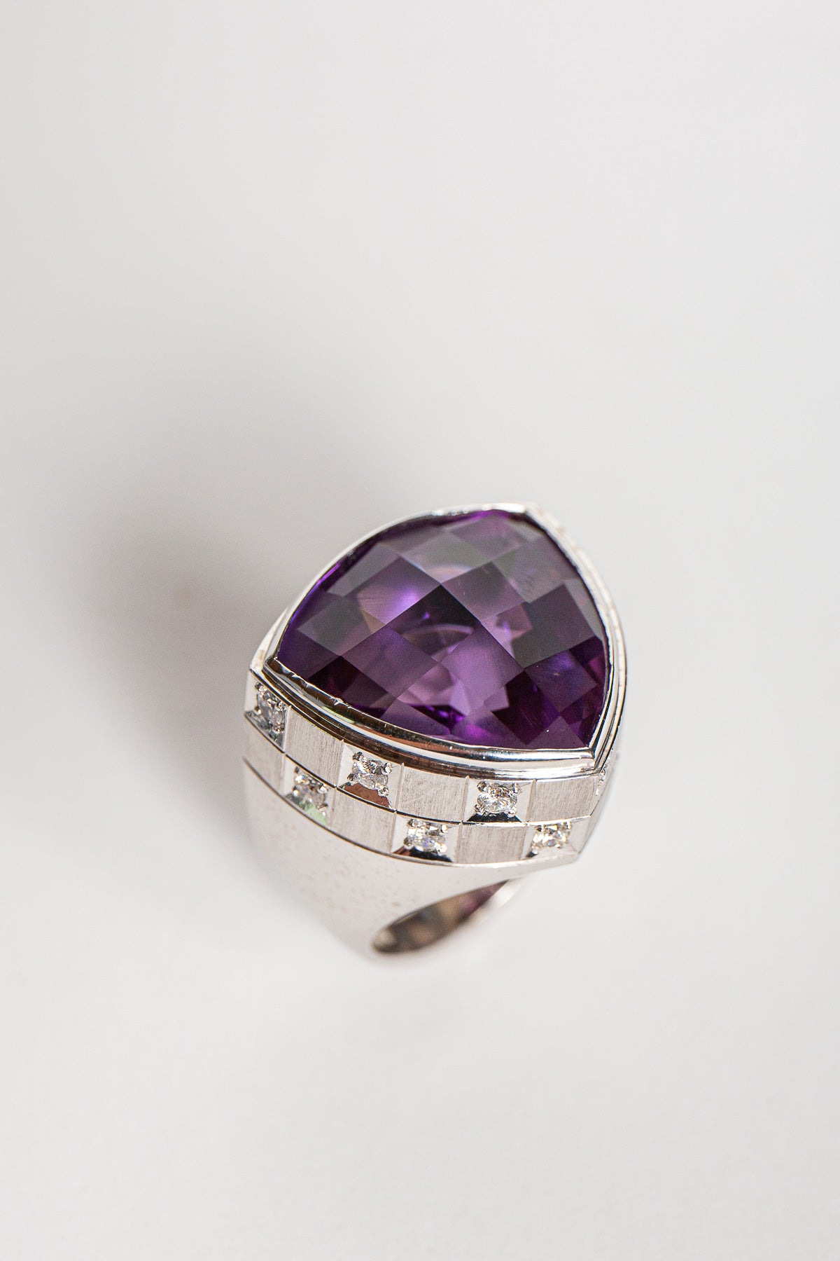 STEPHEN WEBSTER | 18K WHITE GOLD CHECKERBOARD AMETHYST RING