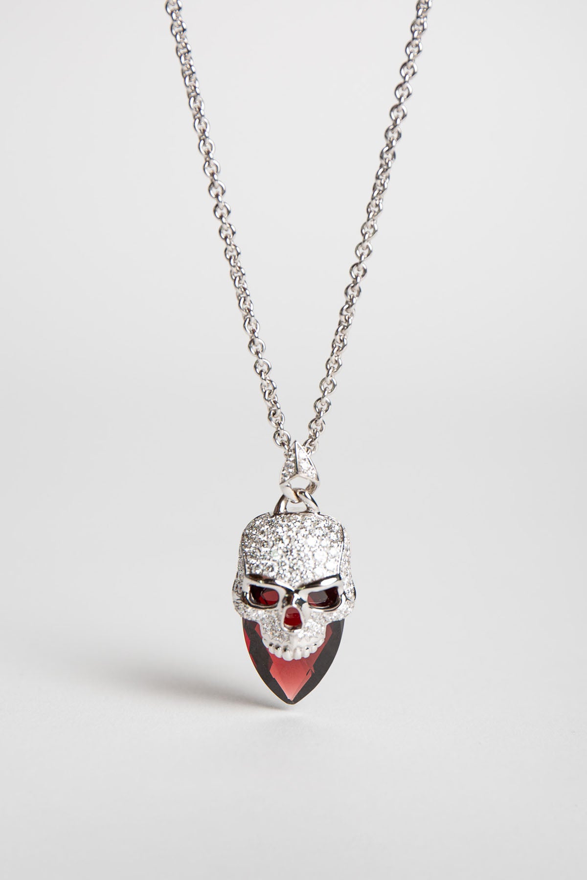 STEPHEN WEBSTER | 18K WHITE GOLD SKULL GARNET NECKLACE