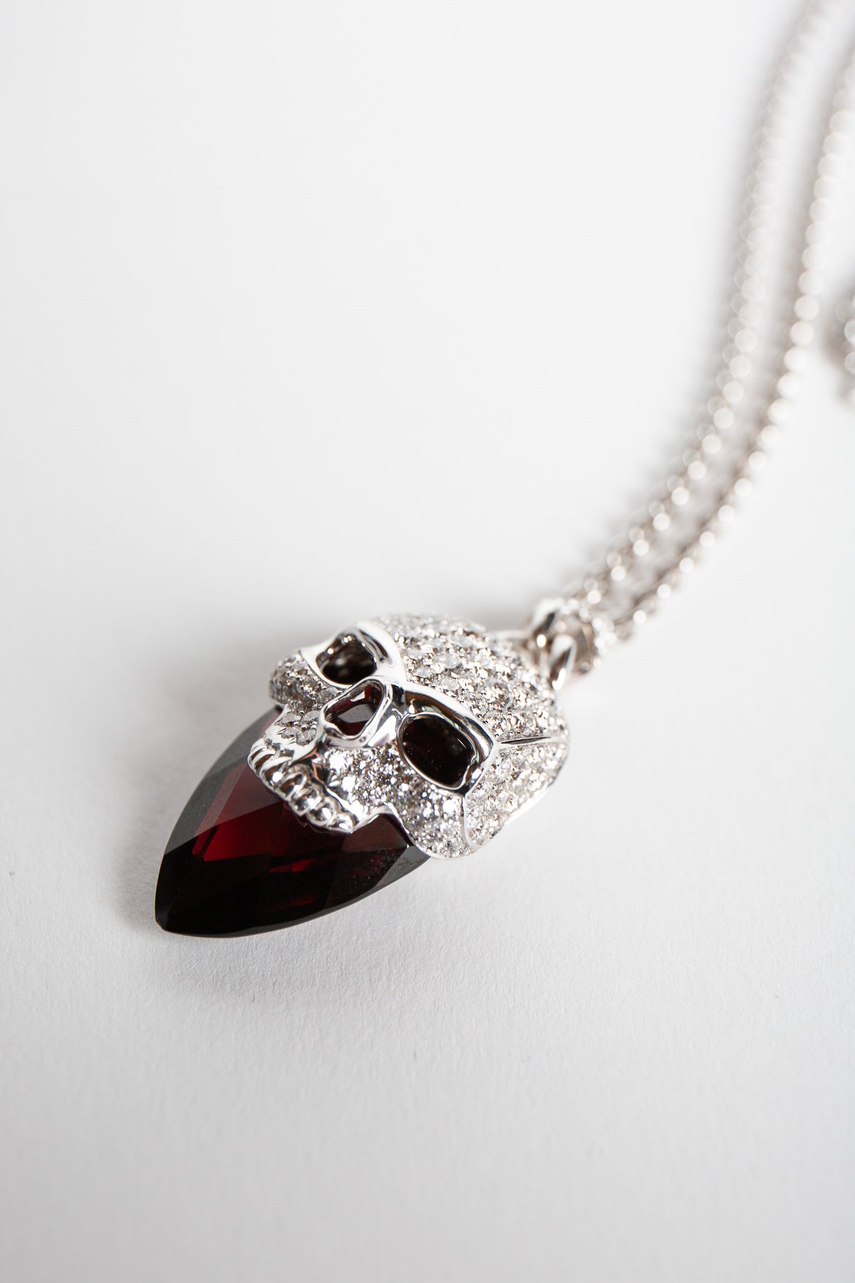 STEPHEN WEBSTER | 18K WHITE GOLD SKULL GARNET NECKLACE