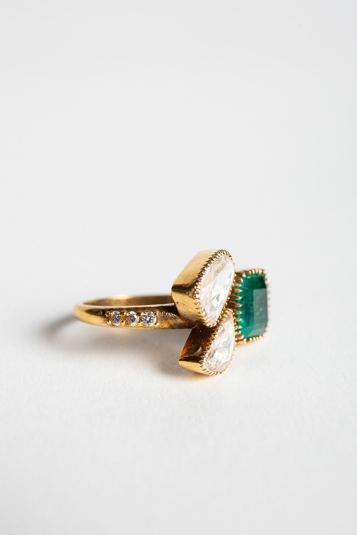 AMRAPALI LONDON | YELLOW GOLD EMERALD & DIAMOND RING