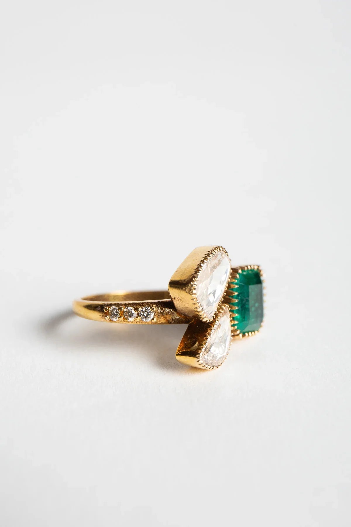 AMRAPALI LONDON | YELLOW GOLD EMERALD & DIAMOND RING