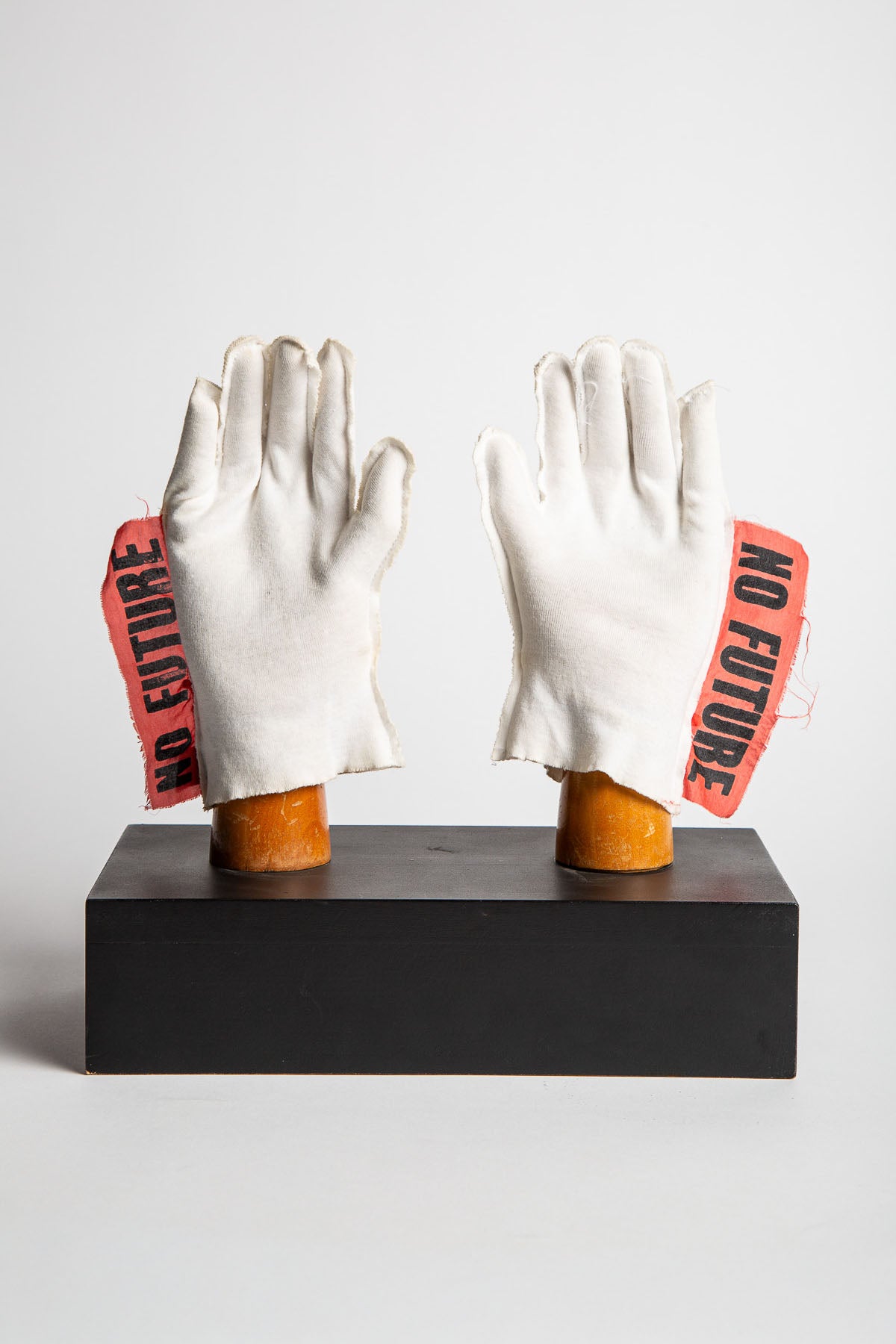 VIVIENNE WESTWOOD/MALCOLM MCLAREN | NO FUTURE GLOVES FOR JOHNNY ROTTEN