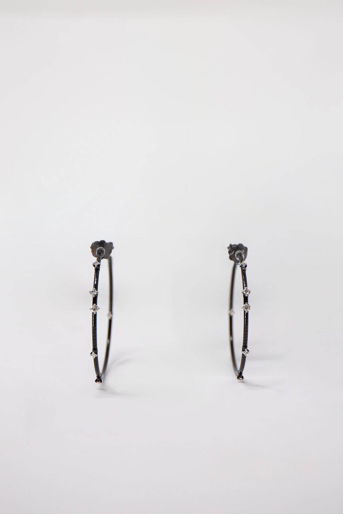 MATTIA CIELO | BLACK GOLD 12 DIAMOND HOOP EARRINGS