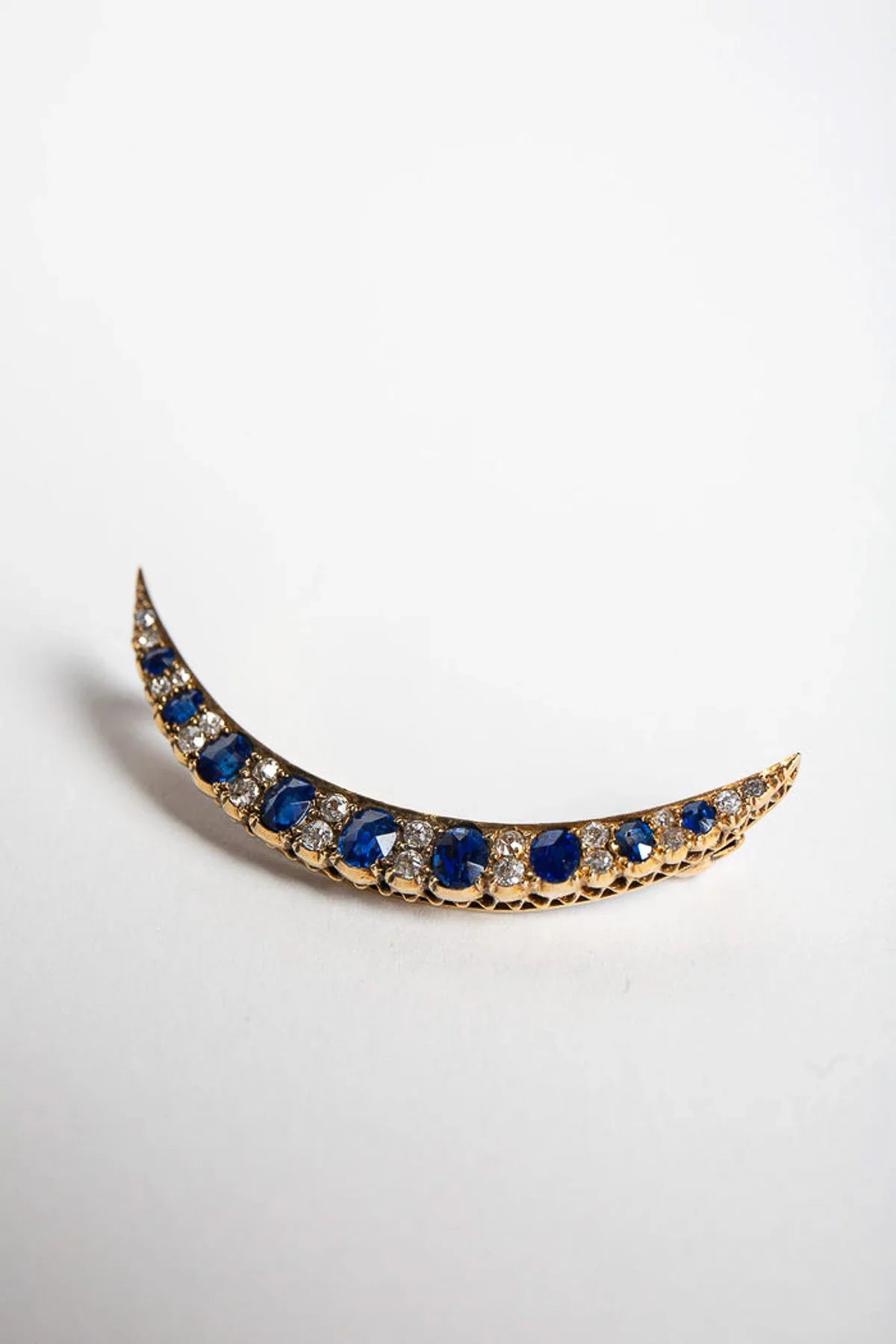 MAXFIELD PRIVATE COLLECTION | VINTAGE SAPPHIRE & DIAMOND BROOCH