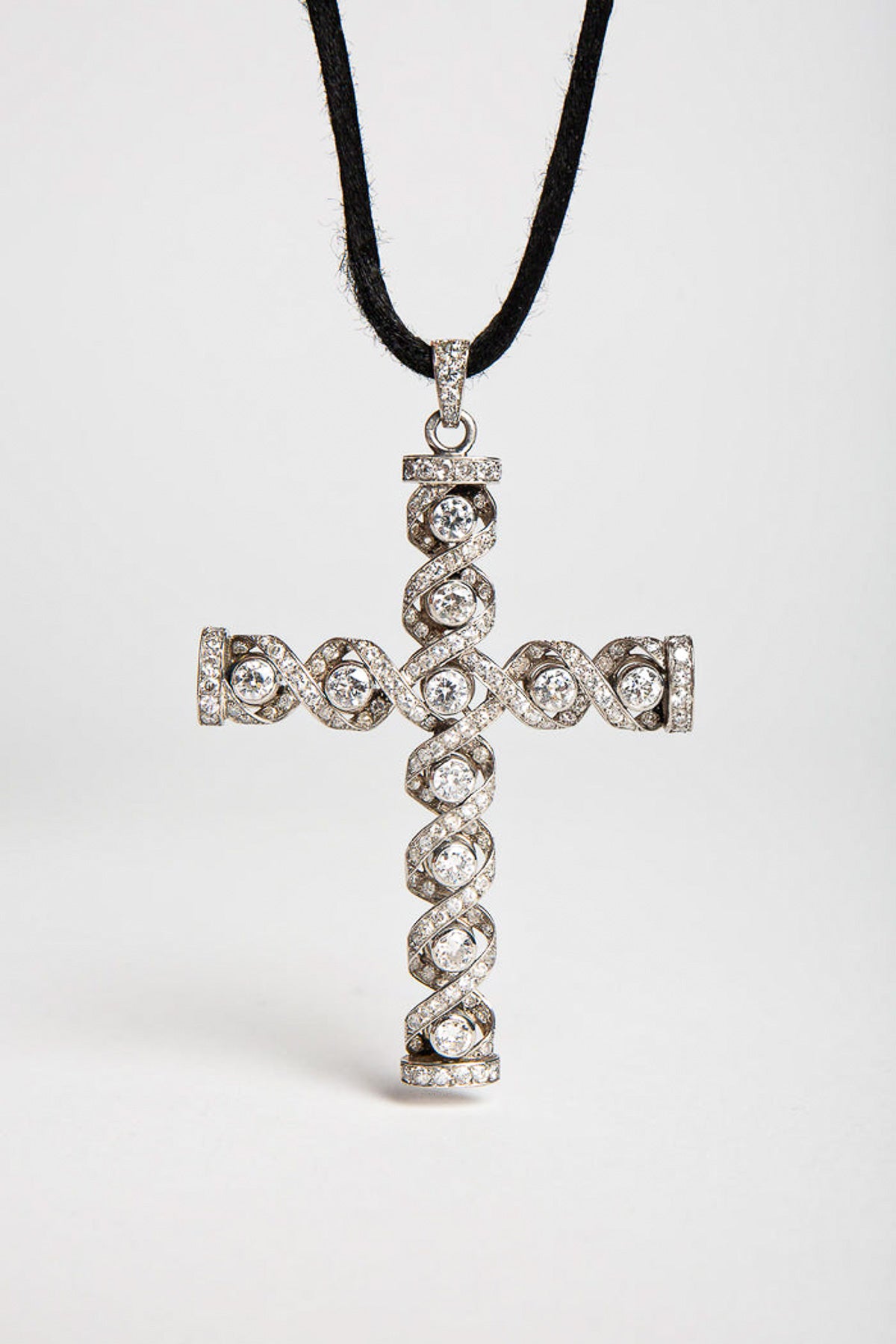 MAXFIELD PRIVATE COLLECTION | 1940'S DIAMOND CROSS NECKLACE