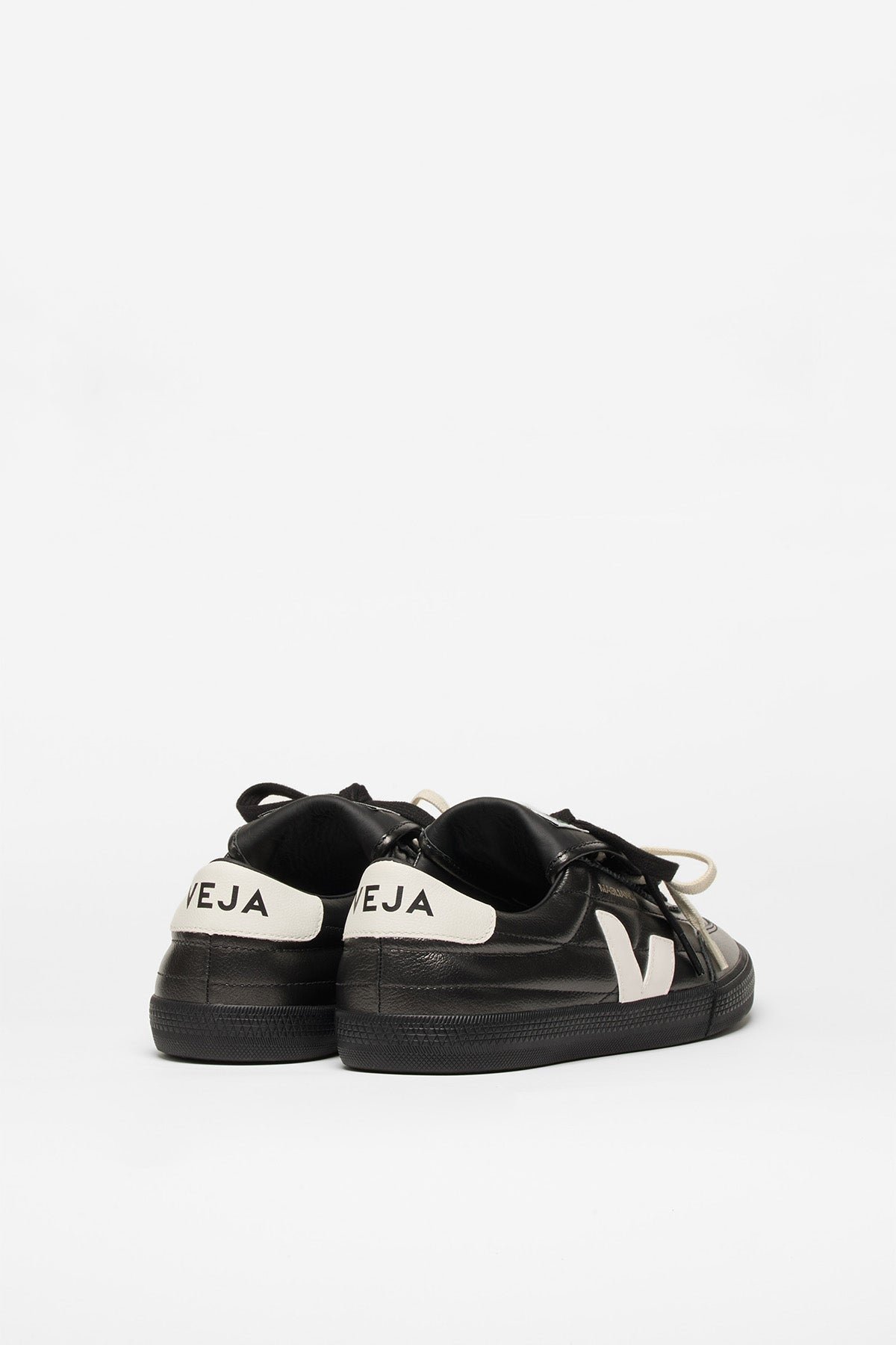 VEJA x Magliano | Panenka Leather Sneakers in Titanium