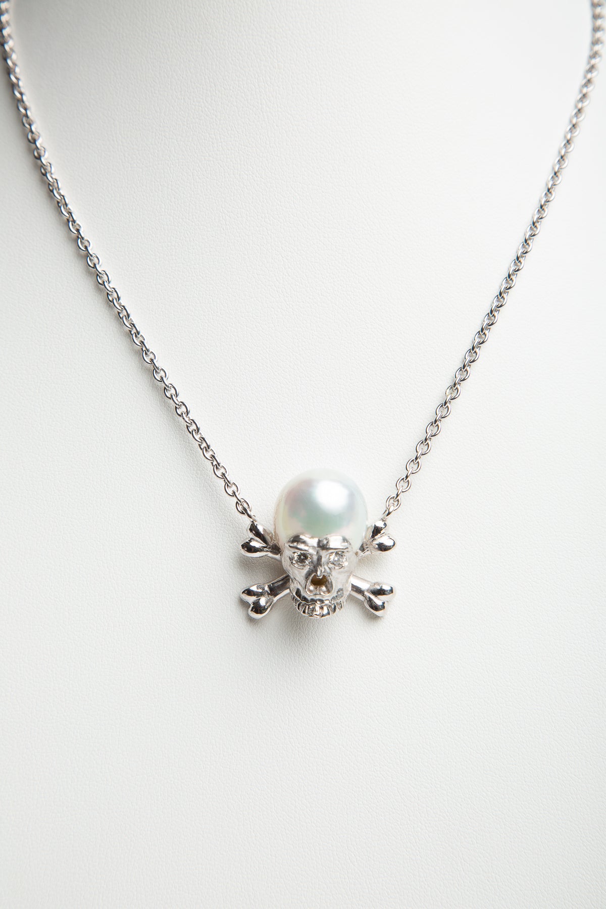 MAXFIELD PRIVATE COLLECTION | PEARL DIAMOND SKULLLBONE NECKLACE