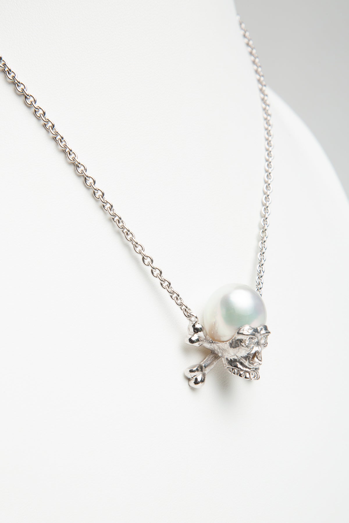 MAXFIELD PRIVATE COLLECTION | PEARL DIAMOND SKULLLBONE NECKLACE