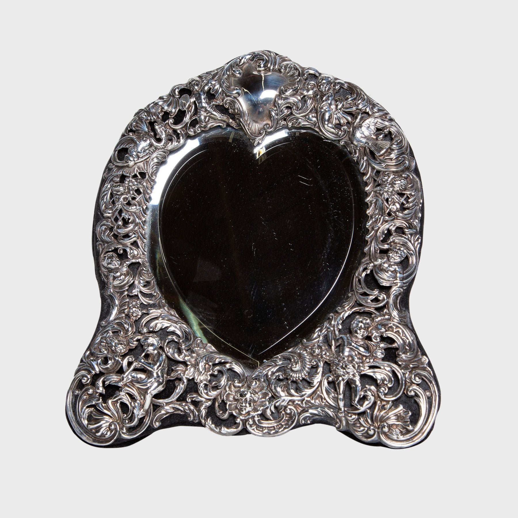 MAXFIELD PRIVATE COLLECTION | 1890 HEART PICTURE FRAME