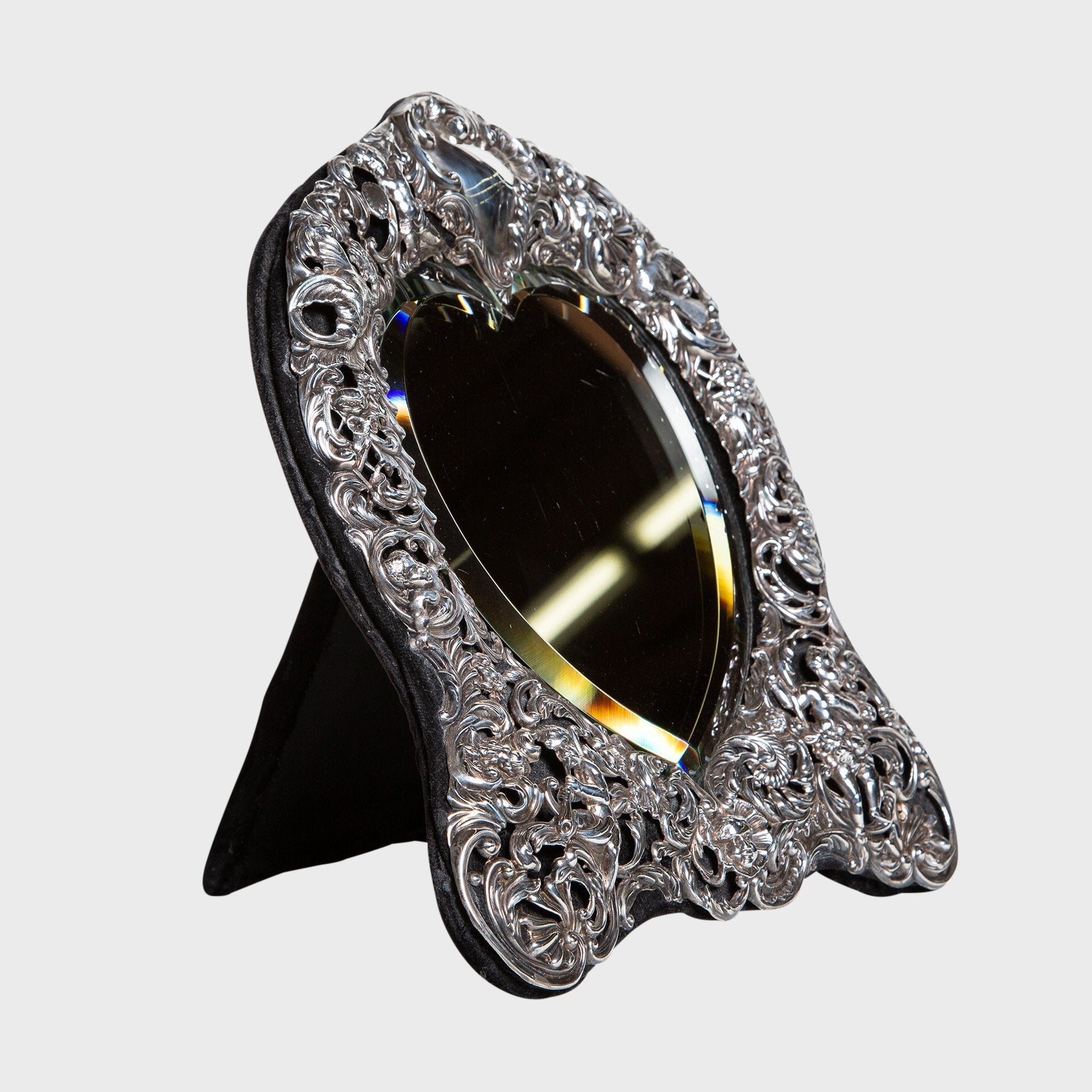 MAXFIELD PRIVATE COLLECTION | 1890 HEART PICTURE FRAME