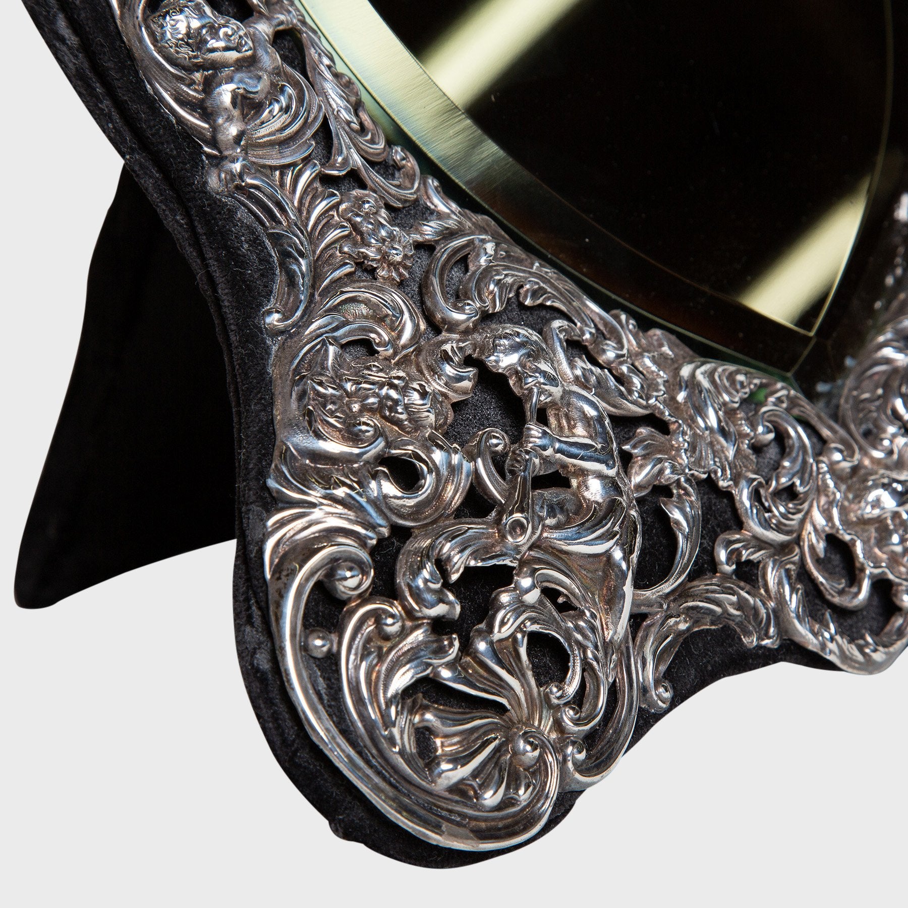 MAXFIELD PRIVATE COLLECTION | 1890 HEART PICTURE FRAME