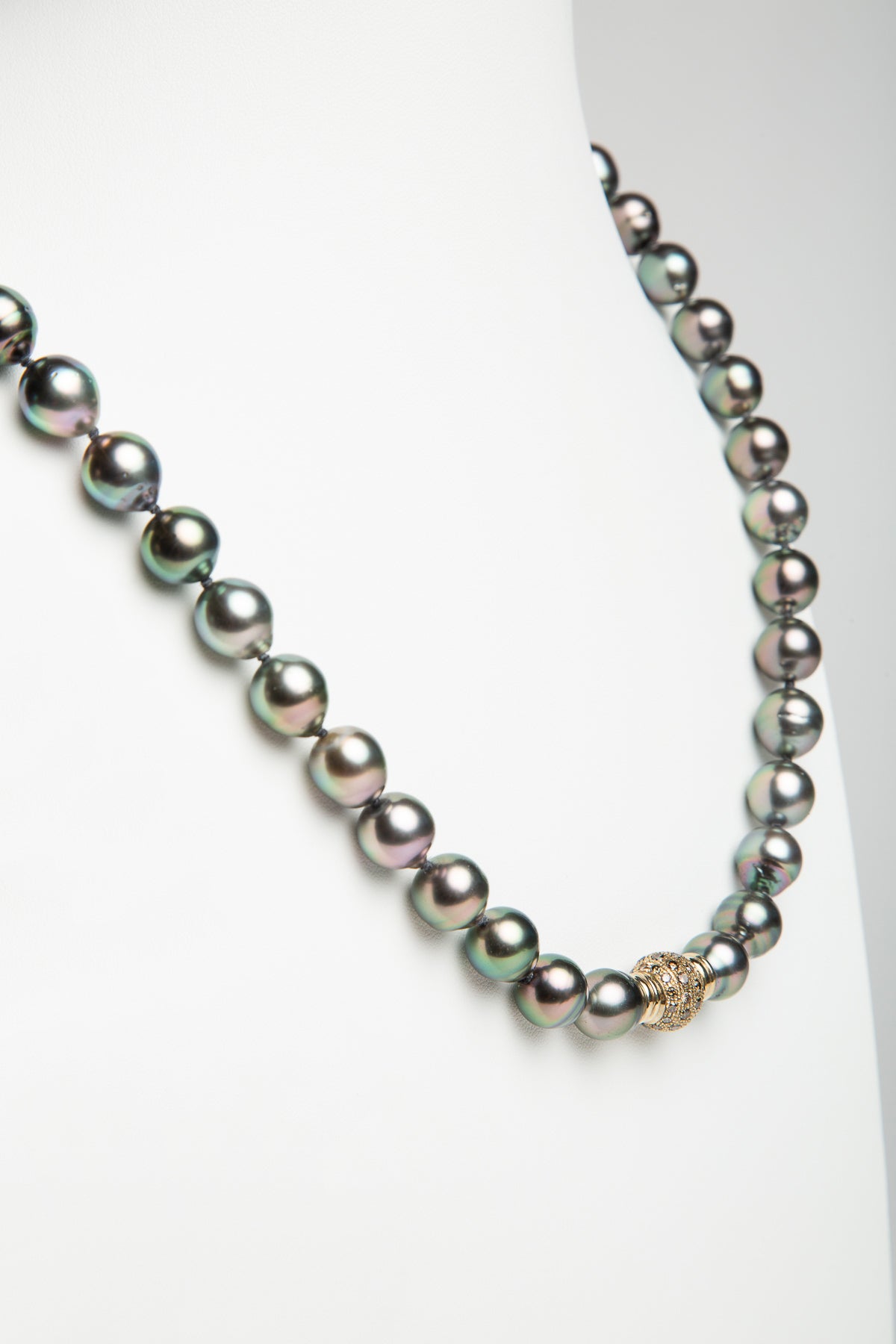 MAXFIELD PRIVATE COLLECTION | PEARL STRAND WITH DIAMOND SPACER