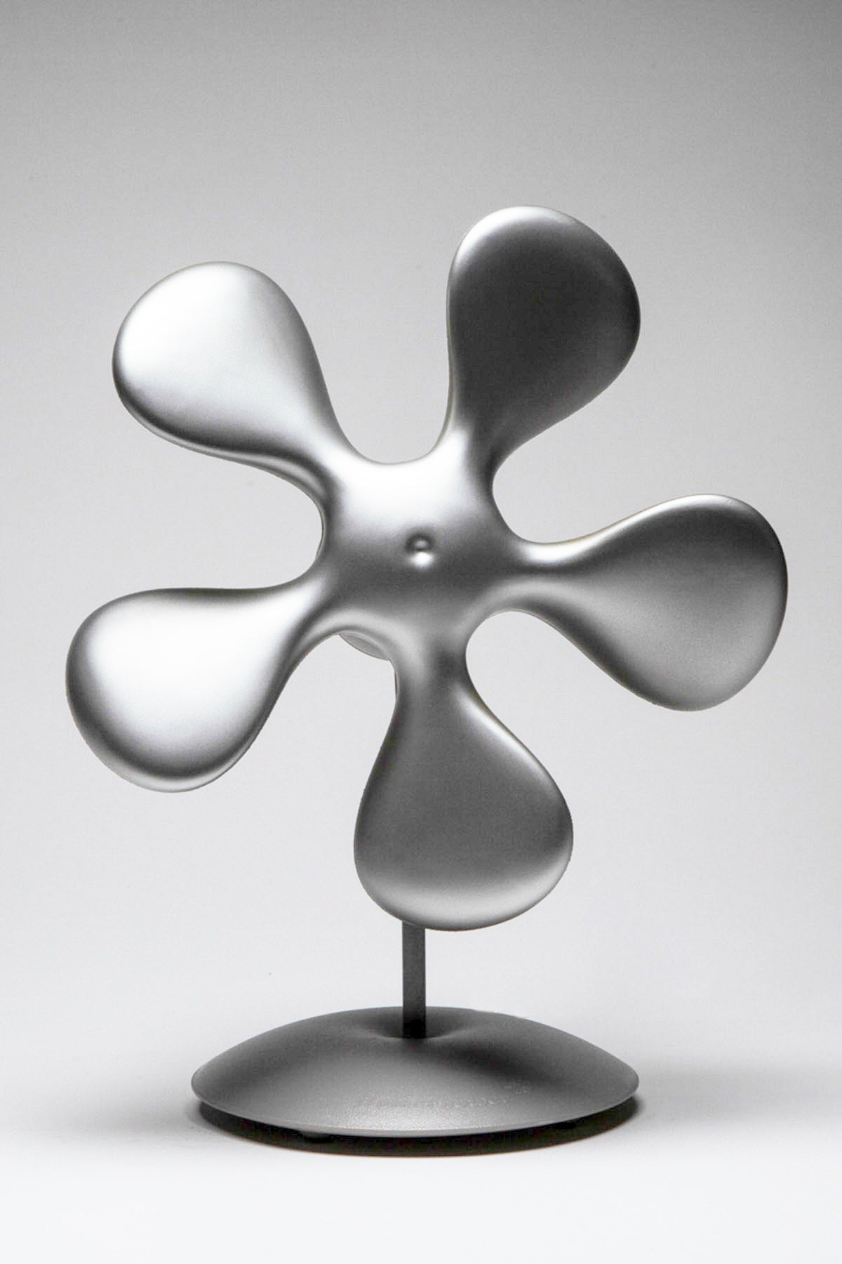 MAXFIELD PRIVATE COLLECTION | FLOWERPOWER TABLE FAN