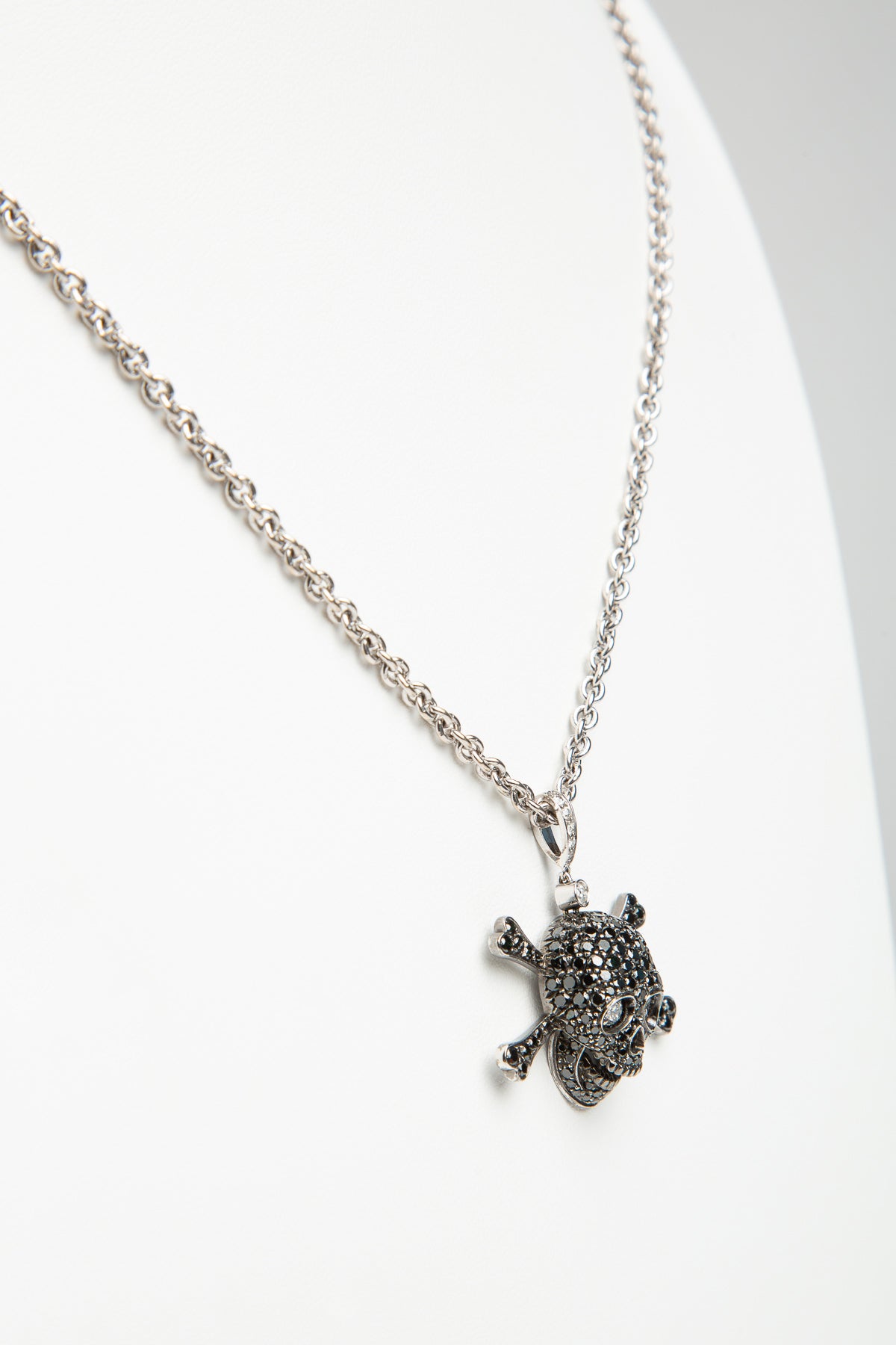 MAXFIELD PRIVATE COLLECTION | BLACK DIAMOND SKULLBONE NECKLACE