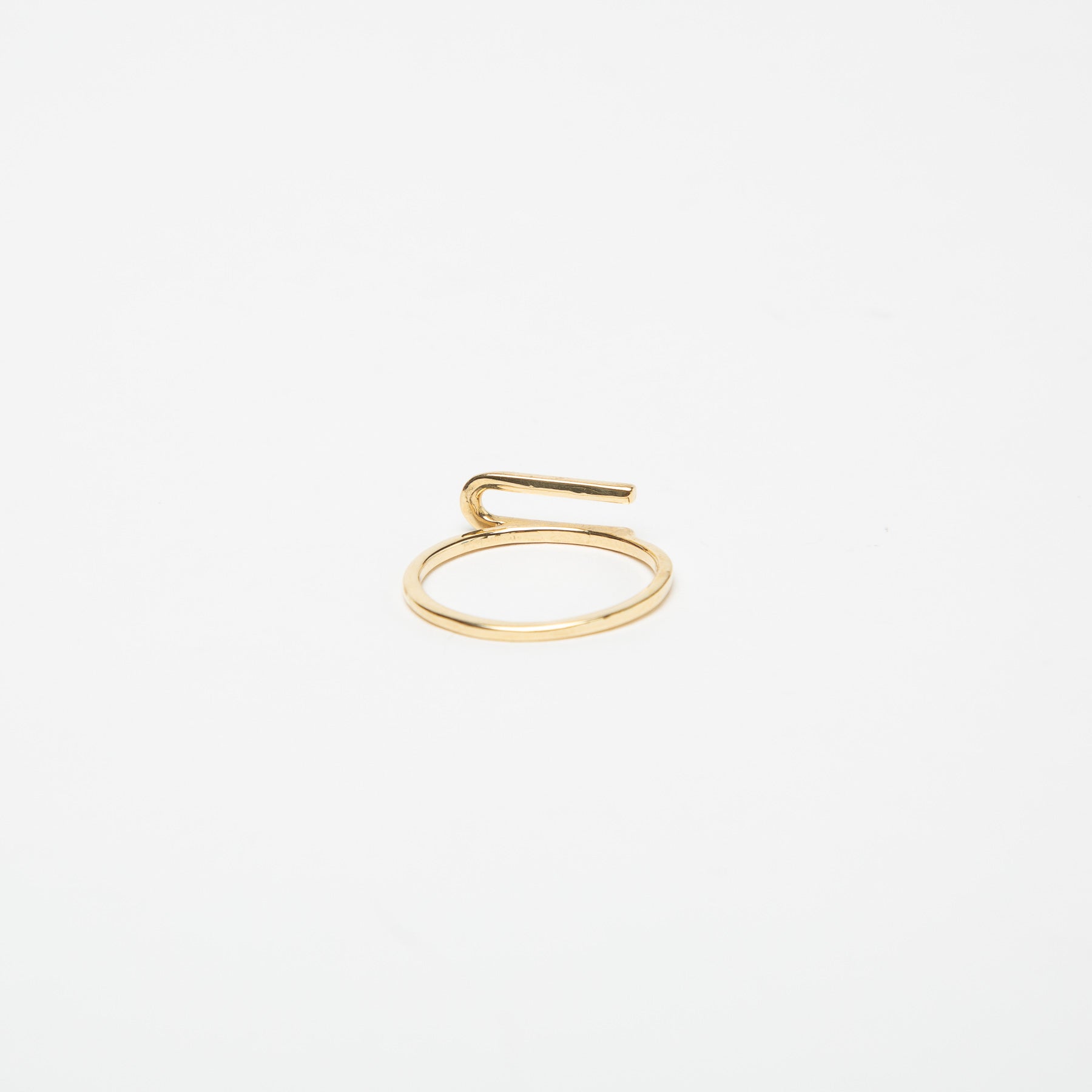 KWIT | 14K GOLD LETTER U RING - MAXFIELD LA