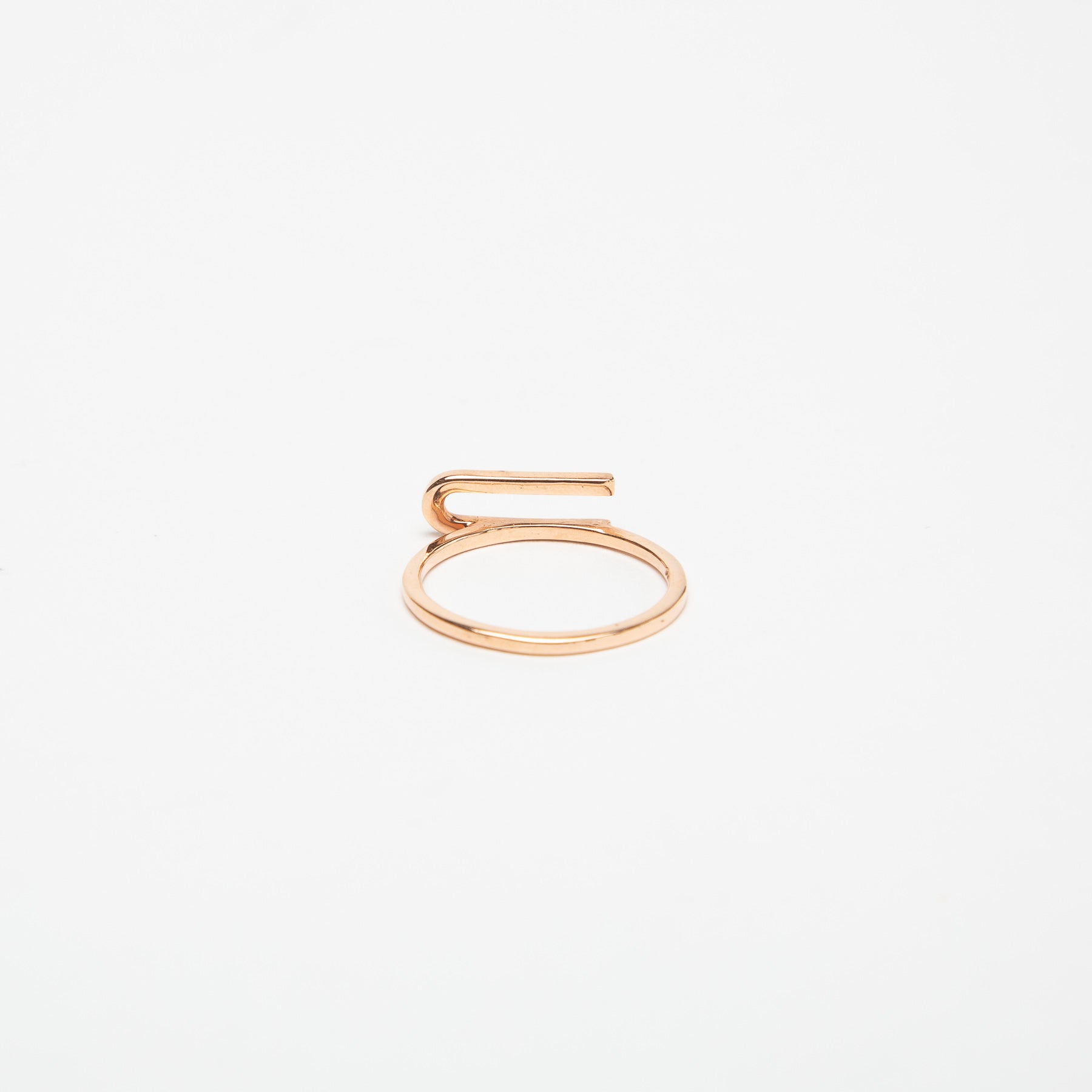 KWIT | 14K GOLD LETTER U RING - MAXFIELD LA