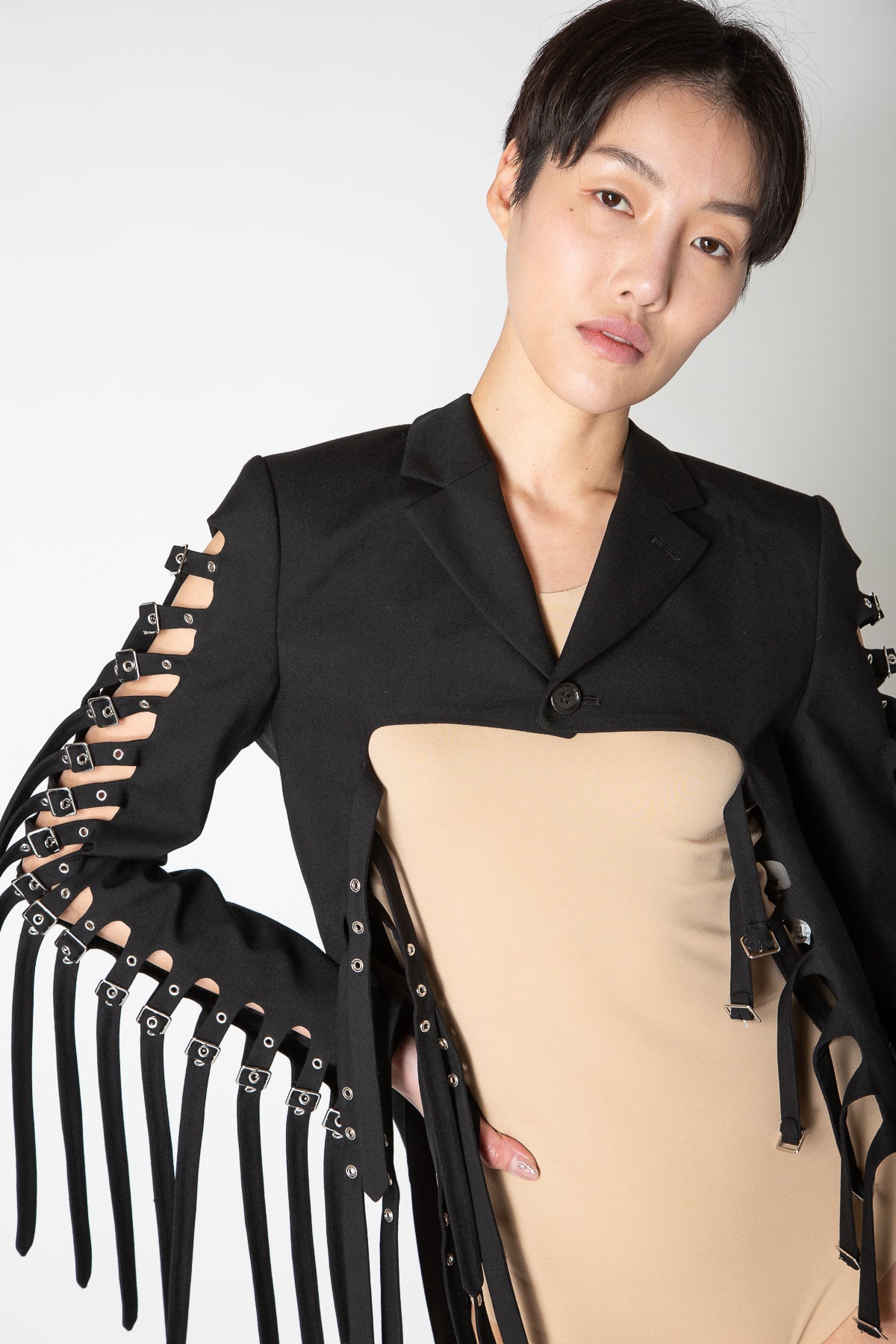 NOIR KEI NINOMIYA| BUCKLE STRAP CUT-OUTS OXFORD JACKET