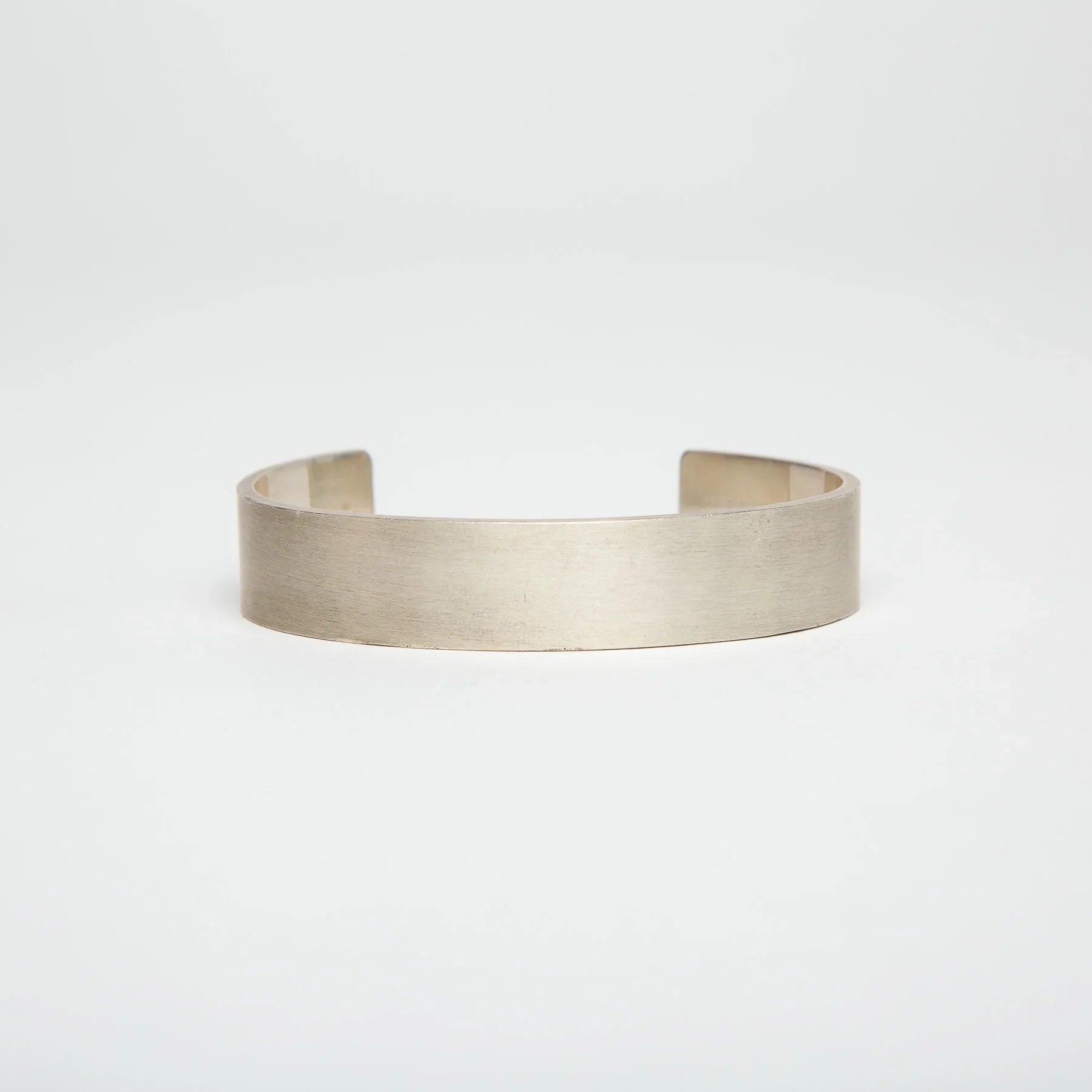 LE GRAMME | 41G BRUSHED SILVER RIBBON CUFF BRACELET