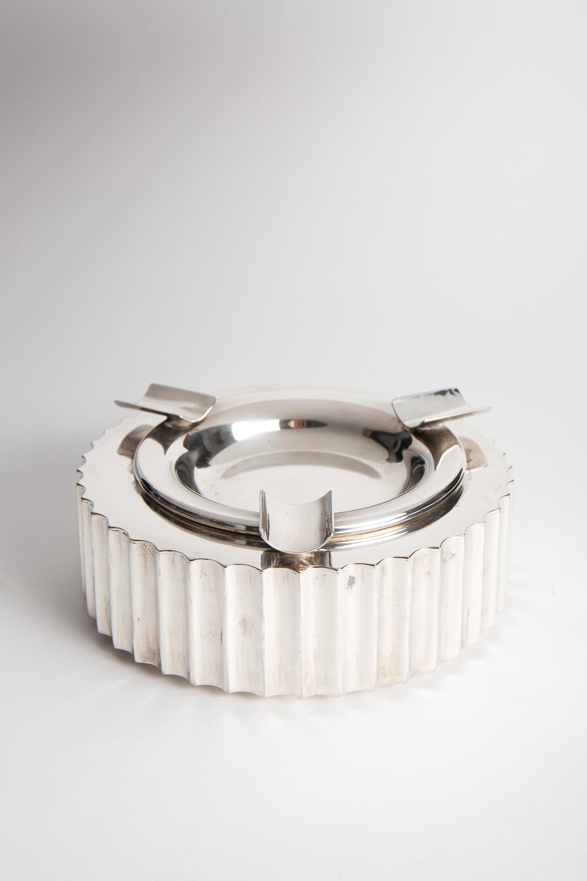 MAXFIELD PRIVATE COLLECTION | 1940'S MACHINE AGE ASHTRAY